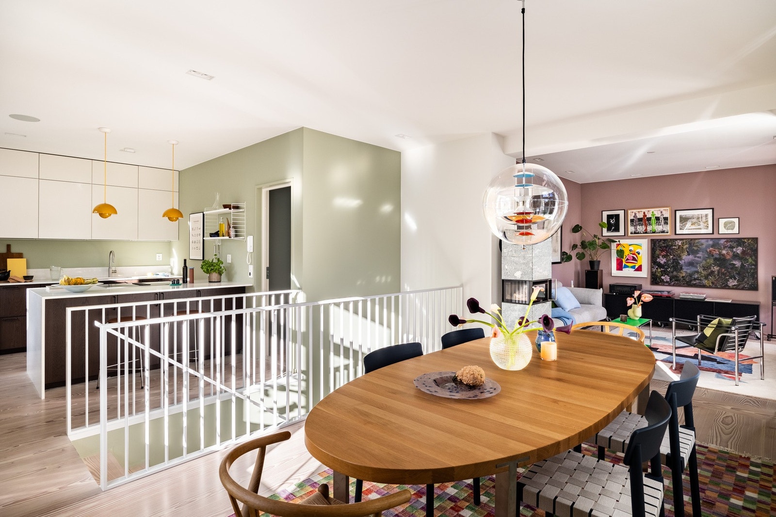 L-formet kjøkken-/ stueløsning med god romfølelse. Galleribilde