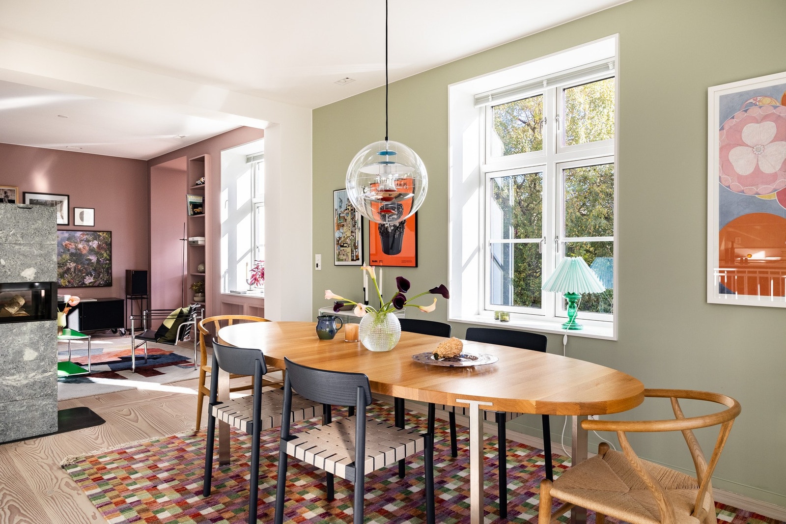 Her vil du enkelt kunne se at farge- og materialvalg er nøye gjennomtenkt, og hjemmet holder en høy standard fra gjennomgående totalrenovering 2021/2022. Galleribilde