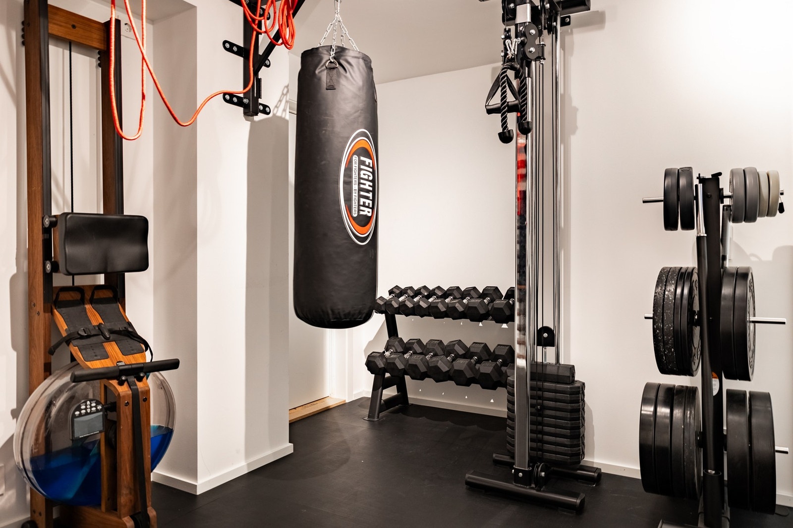 Soverom som i dag er innredet som treningsrom. En bruk rommet fungerer utmerket til, da du her har godt med areal for treningsstativer, manualer og annet. Dette rommet vil også kunne fungere ypperlig som soverom, med god plass til seng, nattbord og annen Galleribilde