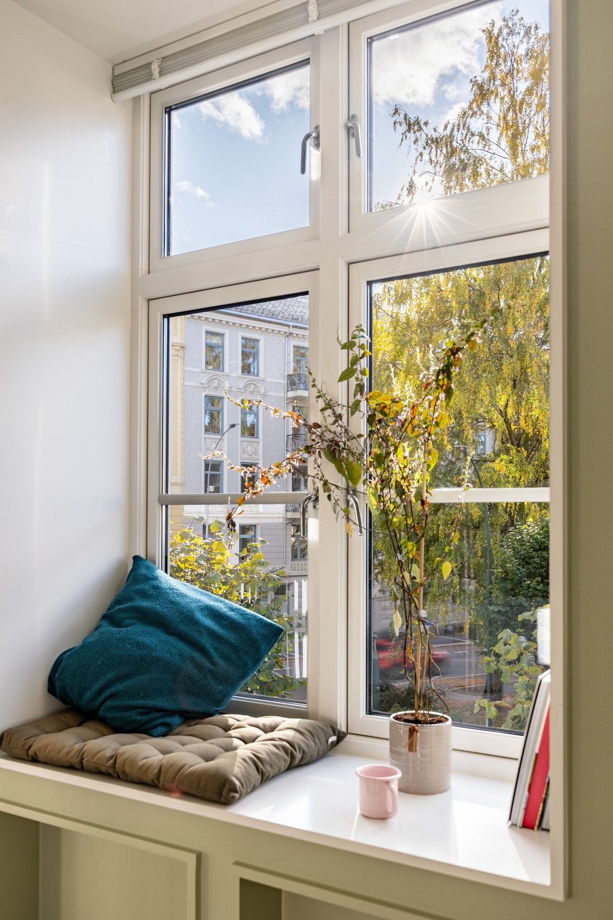 Dype vinduskarmer med utsyn til frodige omgivelse.r Galleribilde