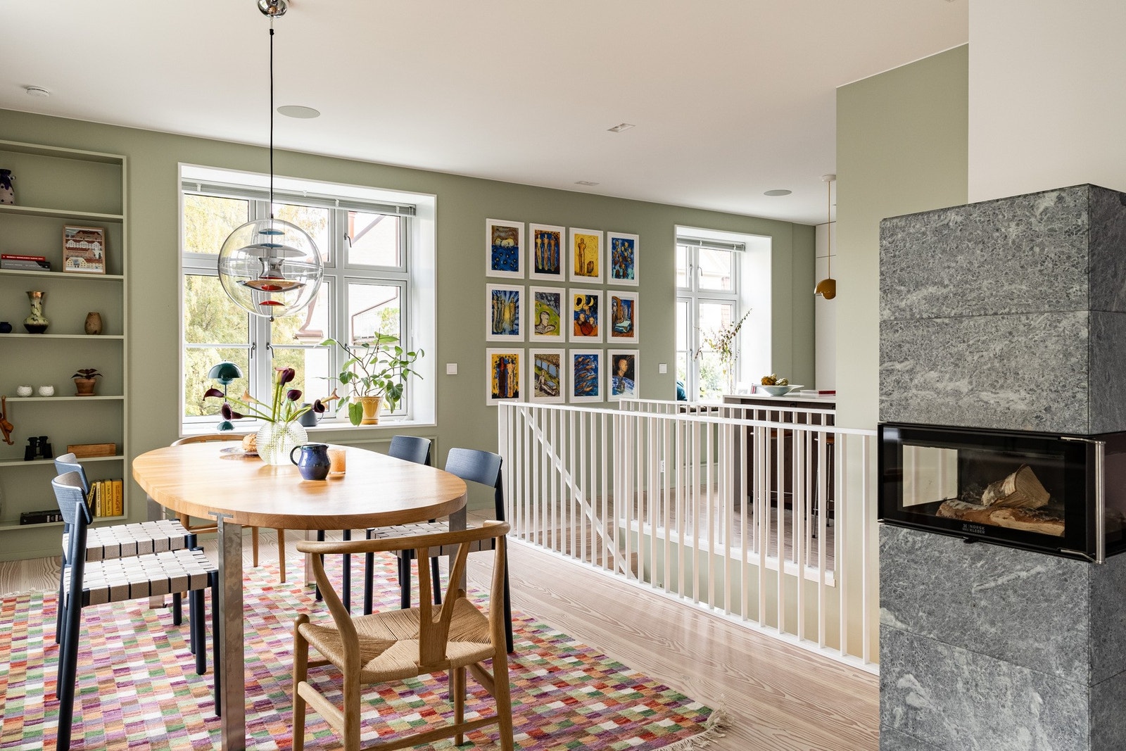 Hjørnebeliggenheten med store vindusflater mot flere himmelretninger slipper inn rikelig med naturlig lys. Klebersteins-peis i god høyde som kan sees fra tre vinkler. Galleribilde