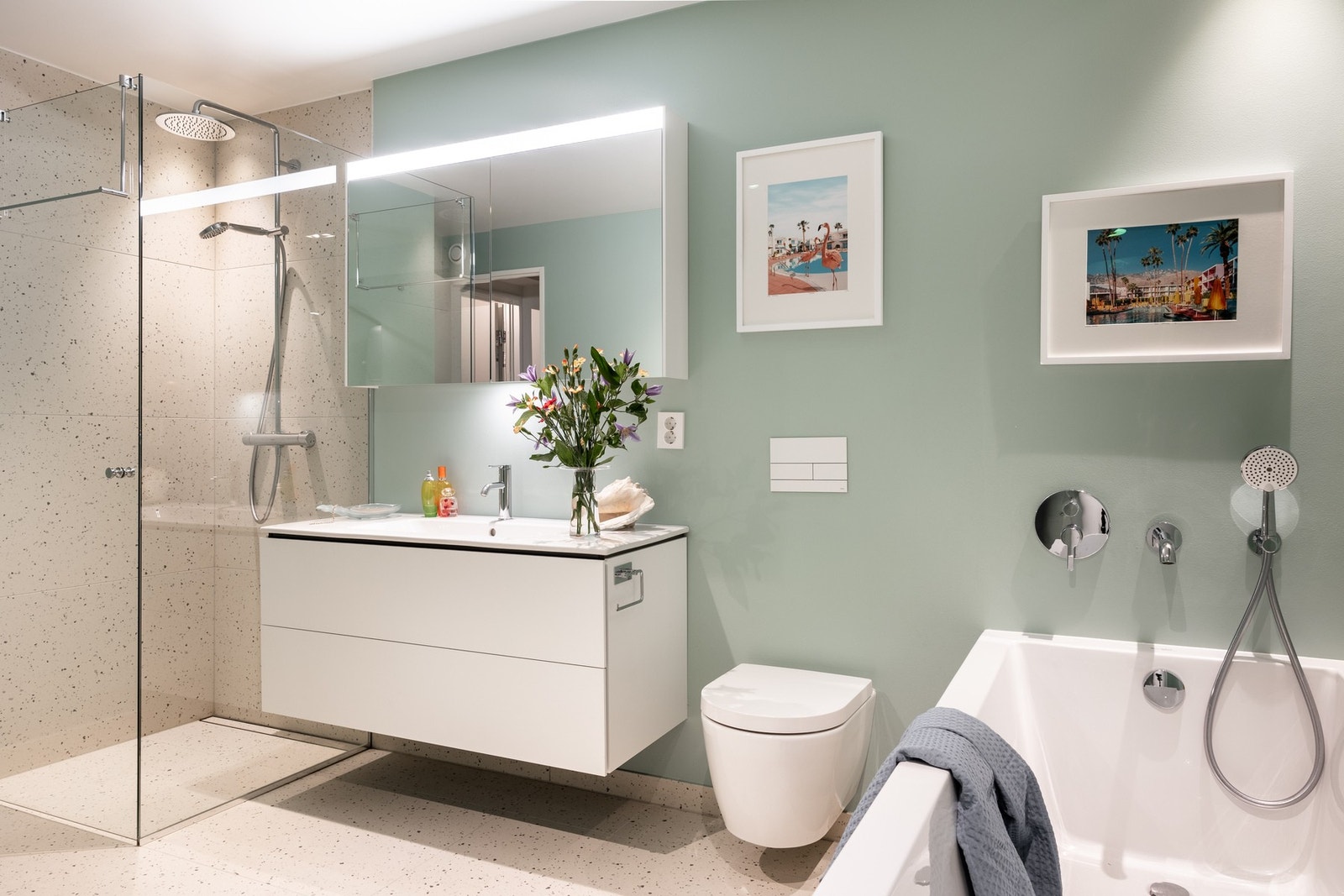 I kjelleretasjen finner du et romslig bad/vaskerom, som er praktisk utstyrt med alt du trenger til det daglige. Badet/vaskerommet er utformet med rikelig av gulvareal, og inkluderer badekar, regndusj, servant med underskap, toalett og opplegg for vaskemas Galleribilde