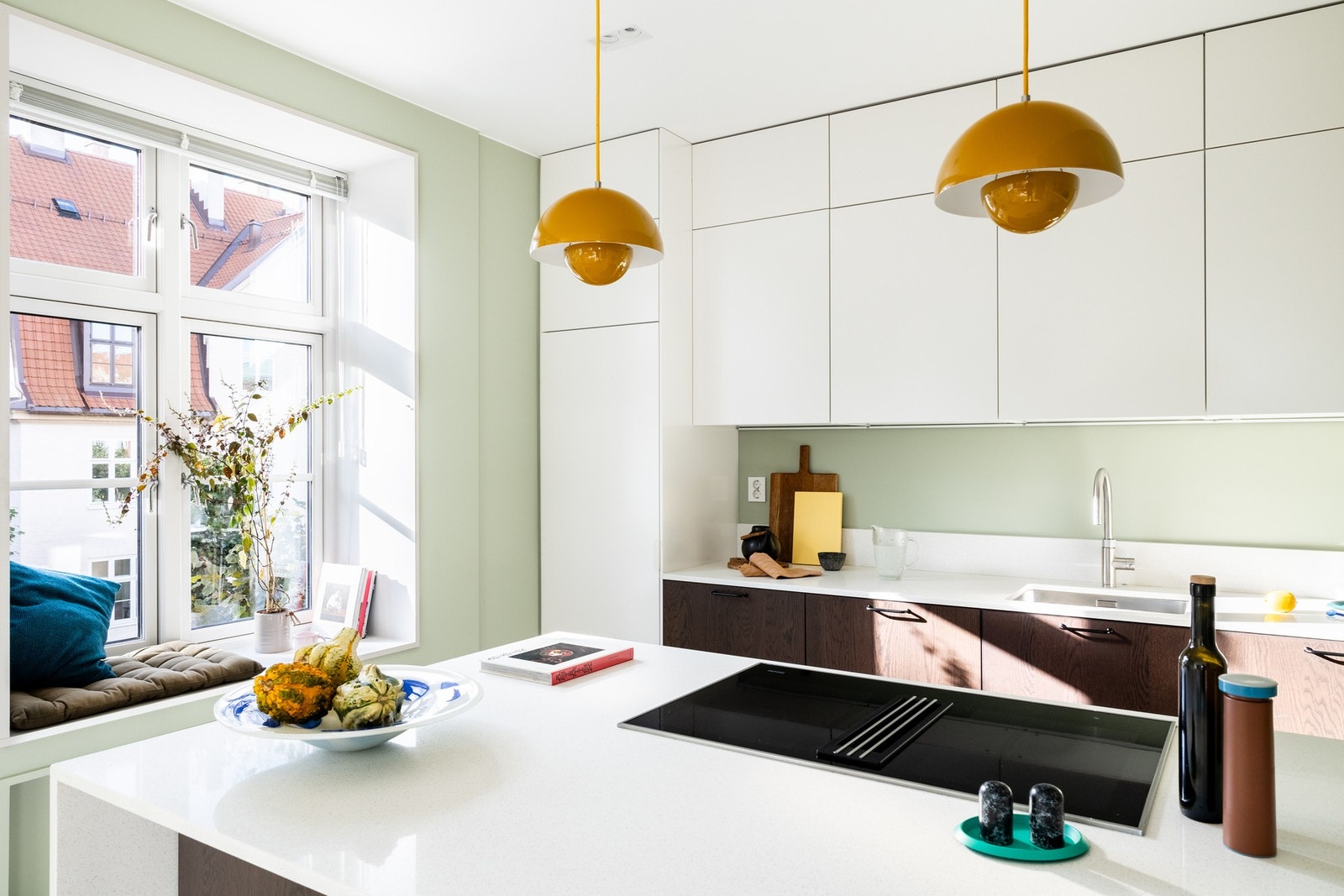 Rikelig med lagring- og benkeplass samt et godt utvalg integrerte hvitevarer fra kvalitetsleverandøren Miele. Galleribilde