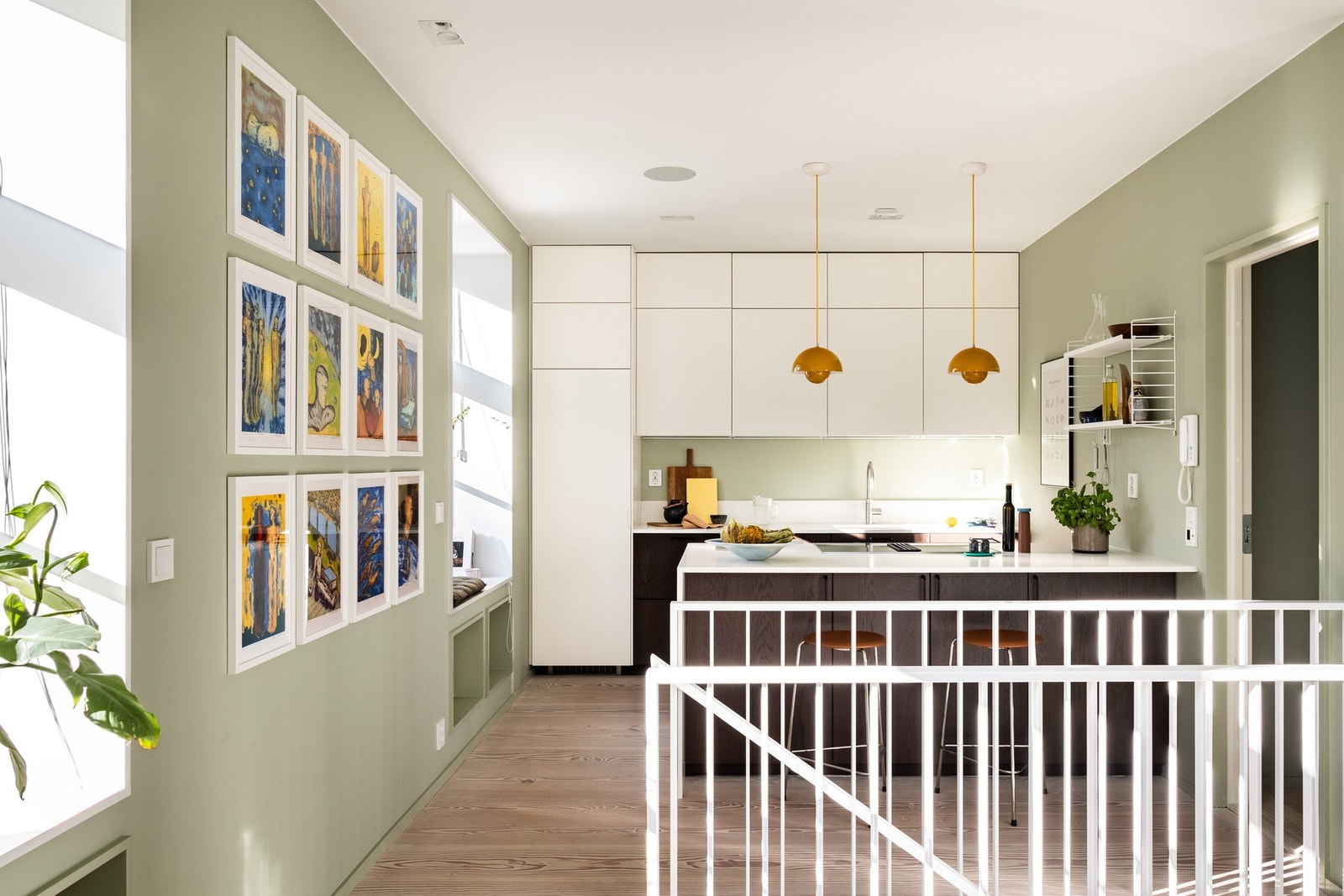 Kjøkkenet har en flott plassering, og består av en omfangsrik kjøkkeninnredning med slette fronter og lyse benkeplater av komposit-stein. Galleribilde