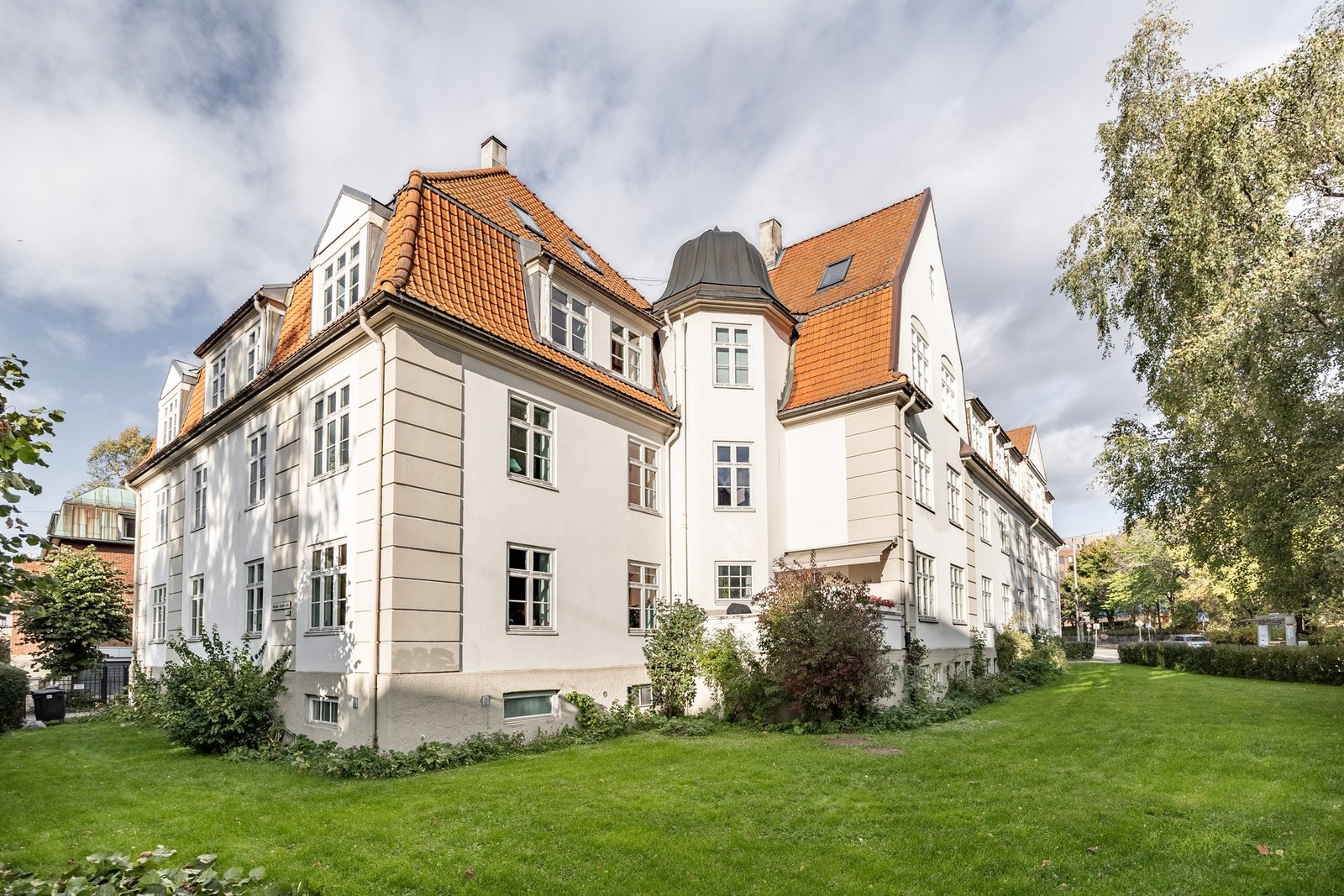 En romslig leilighet med ´townhouse-følelse´ i ettertraktede Lindern Hageby. Galleribilde
