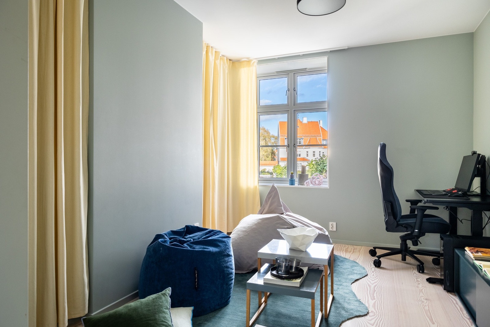 Soverom/filmrom eller hybel med egen inngang. Galleribilde