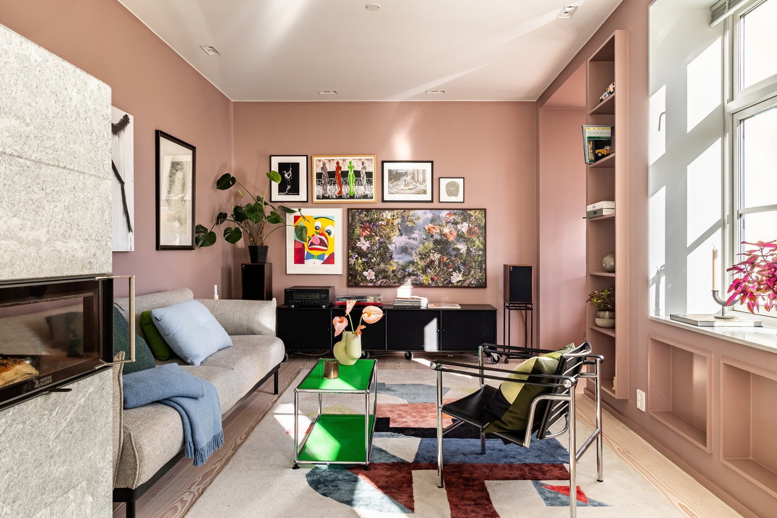 Stuen har en tilbaketrukket plassering i den sosiale sonen, og oppleves særdeles lun og avslappende. Veggoverflatene er stilrent dekorert i en dus fargetone, gulvet er belagt med én-stavs heltregulv fra anerkjente Dinesen. Galleribilde