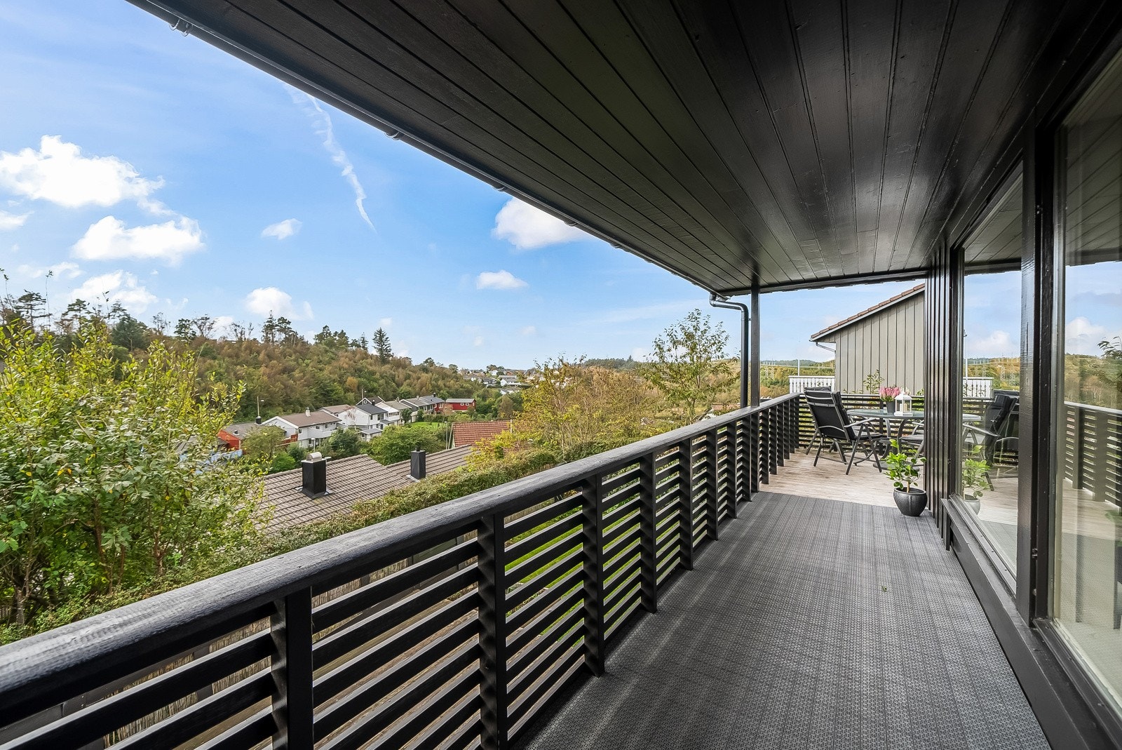 Terrassegang med fin utsikt mot området rundt. Galleribilde