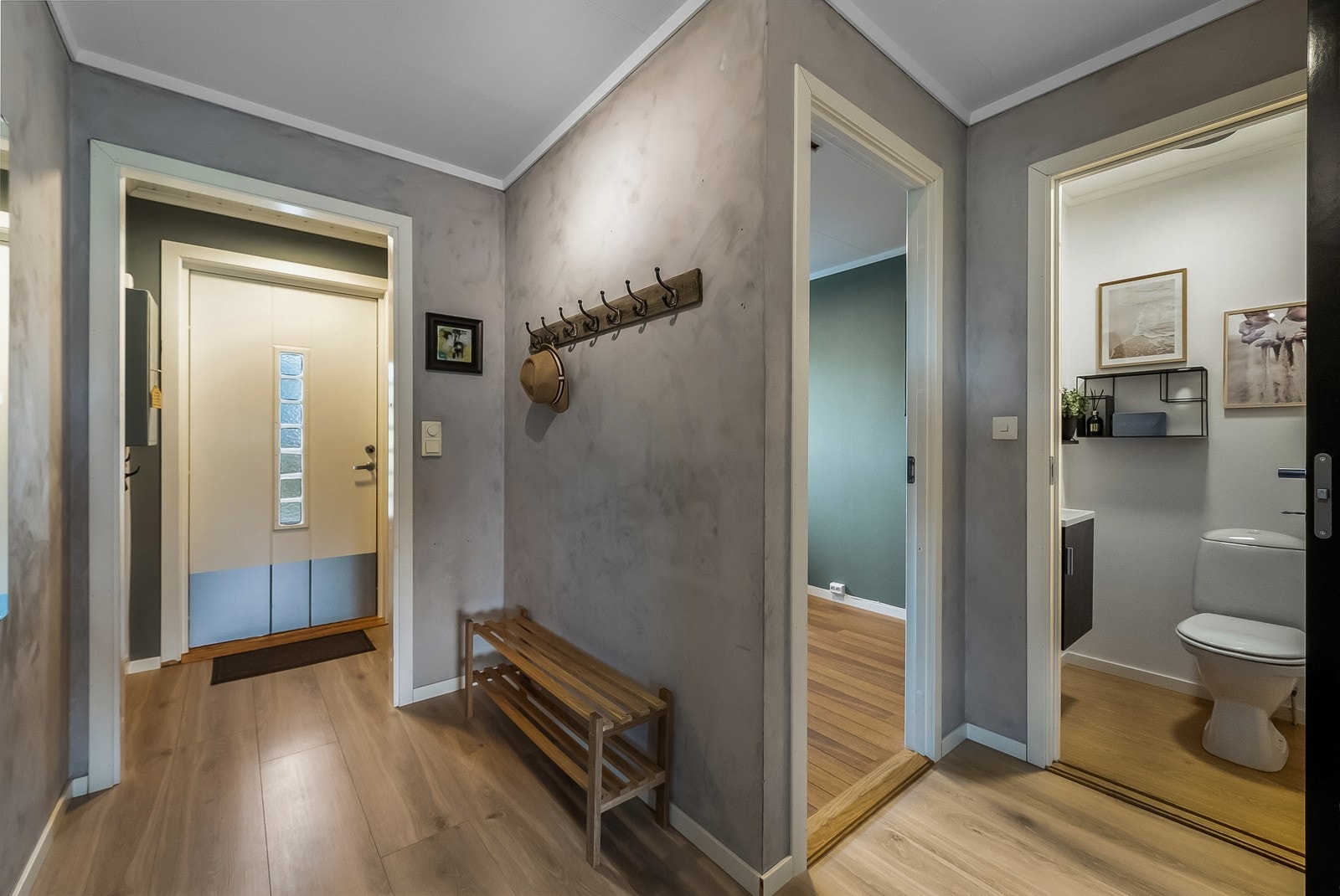 Pent innredet gang med vindfang og gang med avkledningsplass. Galleribilde
