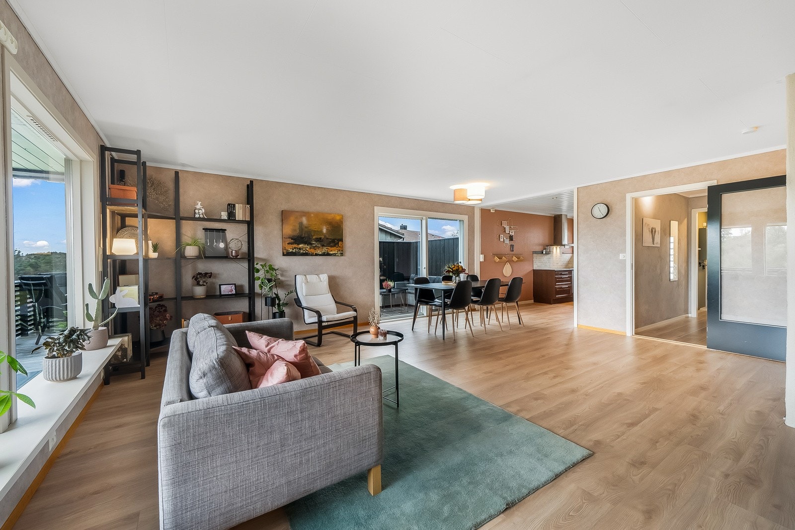 Delikat innredet stue med flere innredningsmuligheter. Galleribilde