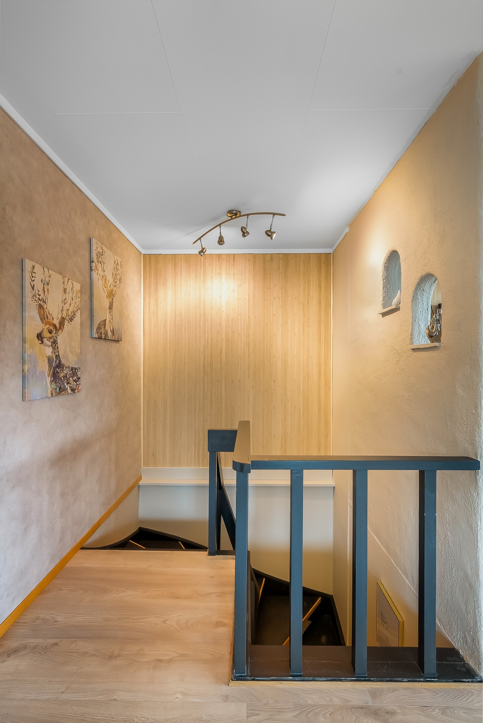 Trappenedgang til underetasjen. Galleribilde