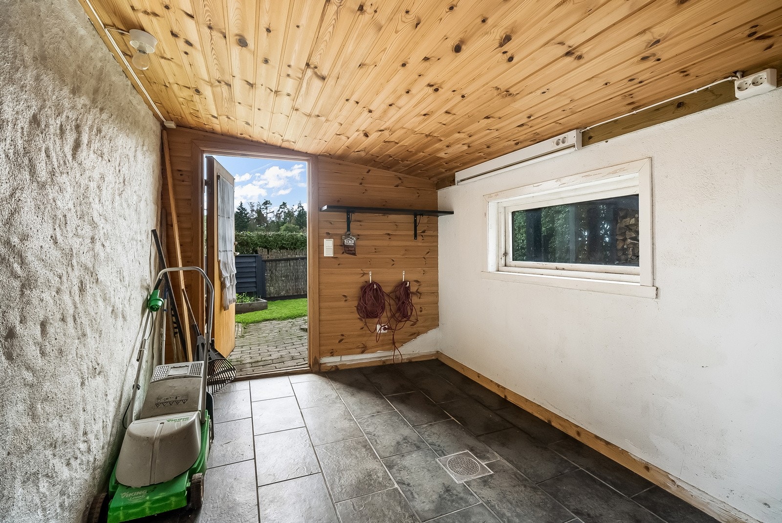 Bod med lagringsplass under terrassen Galleribilde