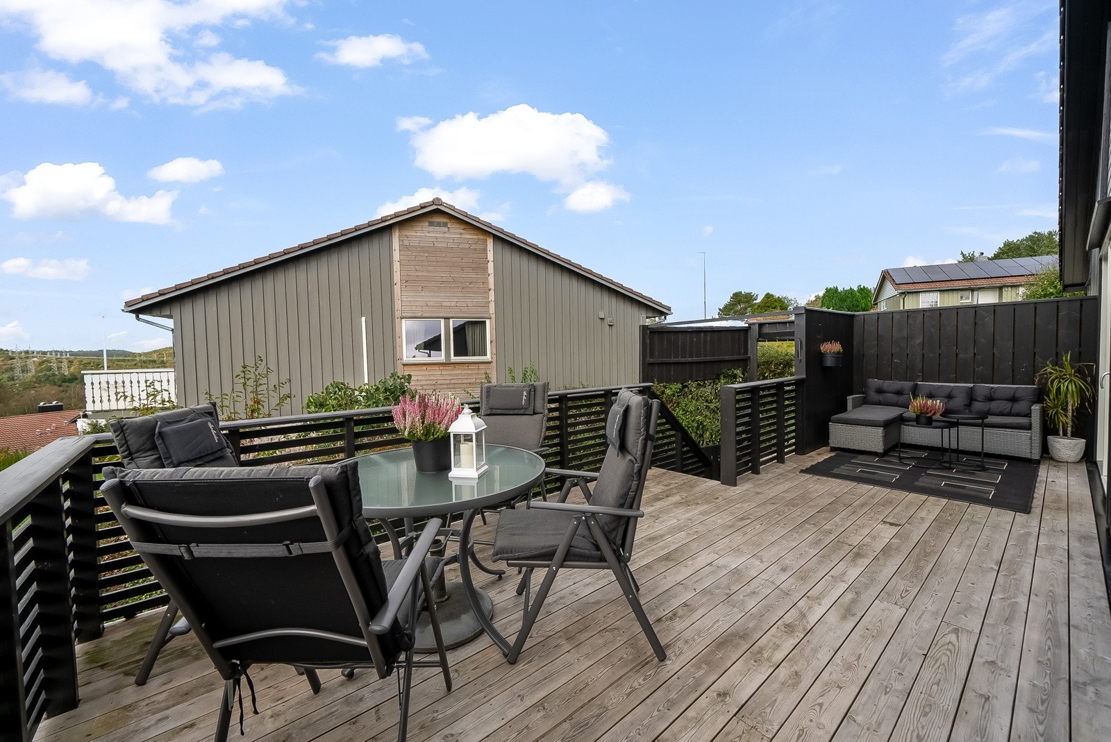 Stor solrik terrasse med nedgang til tomta. Galleribilde
