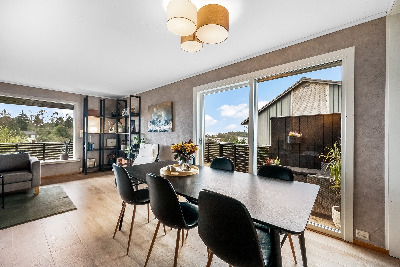 Ved spiseplassen kommer man ut via en stor skyvedør til en usjenert uteplass. Galleribilde