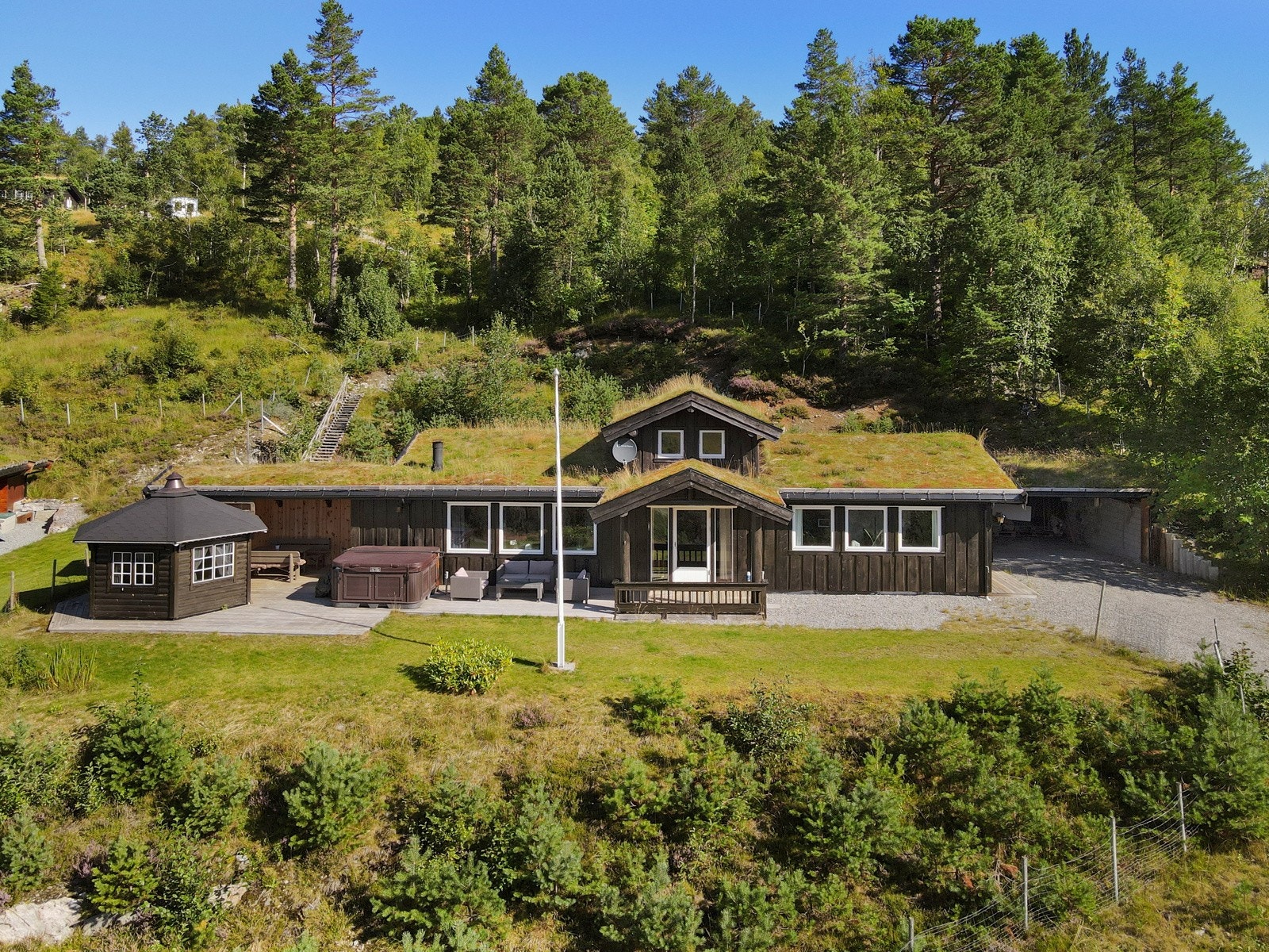 Fritidsboligen ligger i Fausalia, ved kommunegrensen mellom Sykkylven og Stranda. Galleribilde