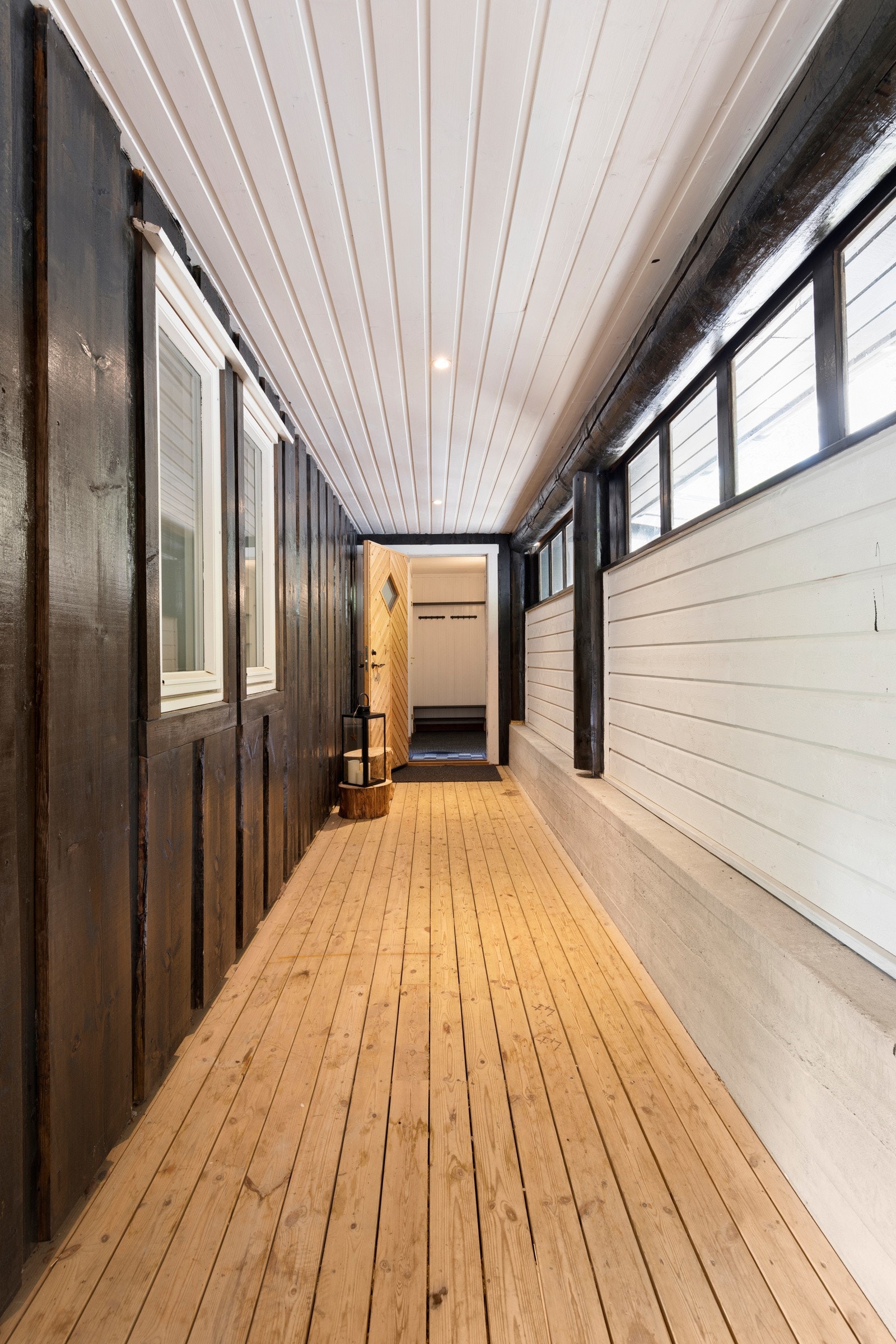 Fra carport er det tilkomst til overbygget inngangsparti. Galleribilde