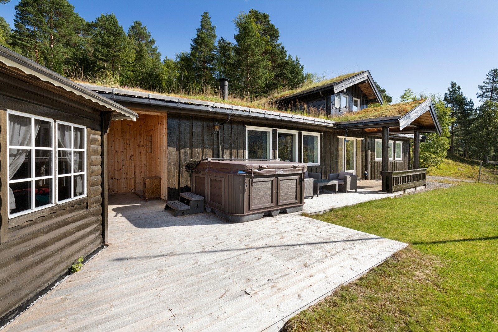 Store, flotte utearealer rundt hytten. Galleribilde
