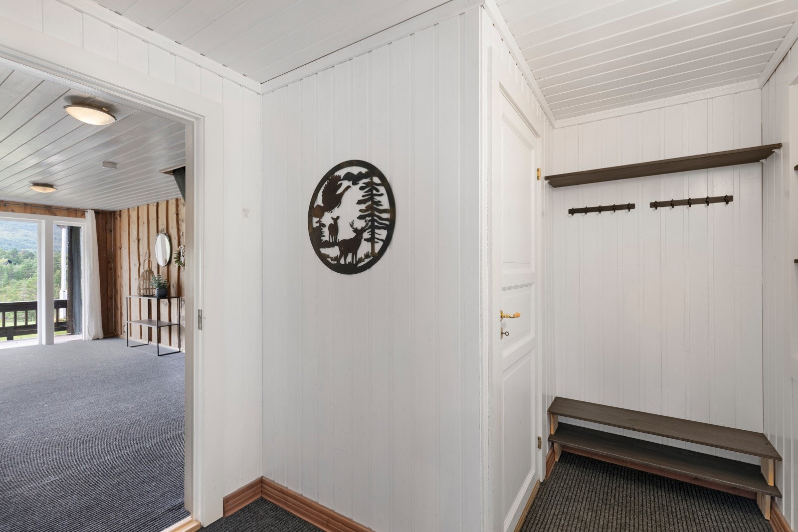 Gang. Her er det tilkomst til separat vaskerom og innvendig bod. Galleribilde