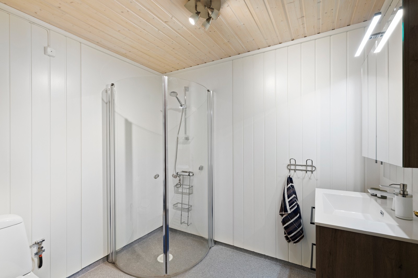 Hytten har to bad. Badet med tilkomst fra hallen har vinylbelegg på gulv og mdf-plater/våtromsplater på vegger. Galleribilde