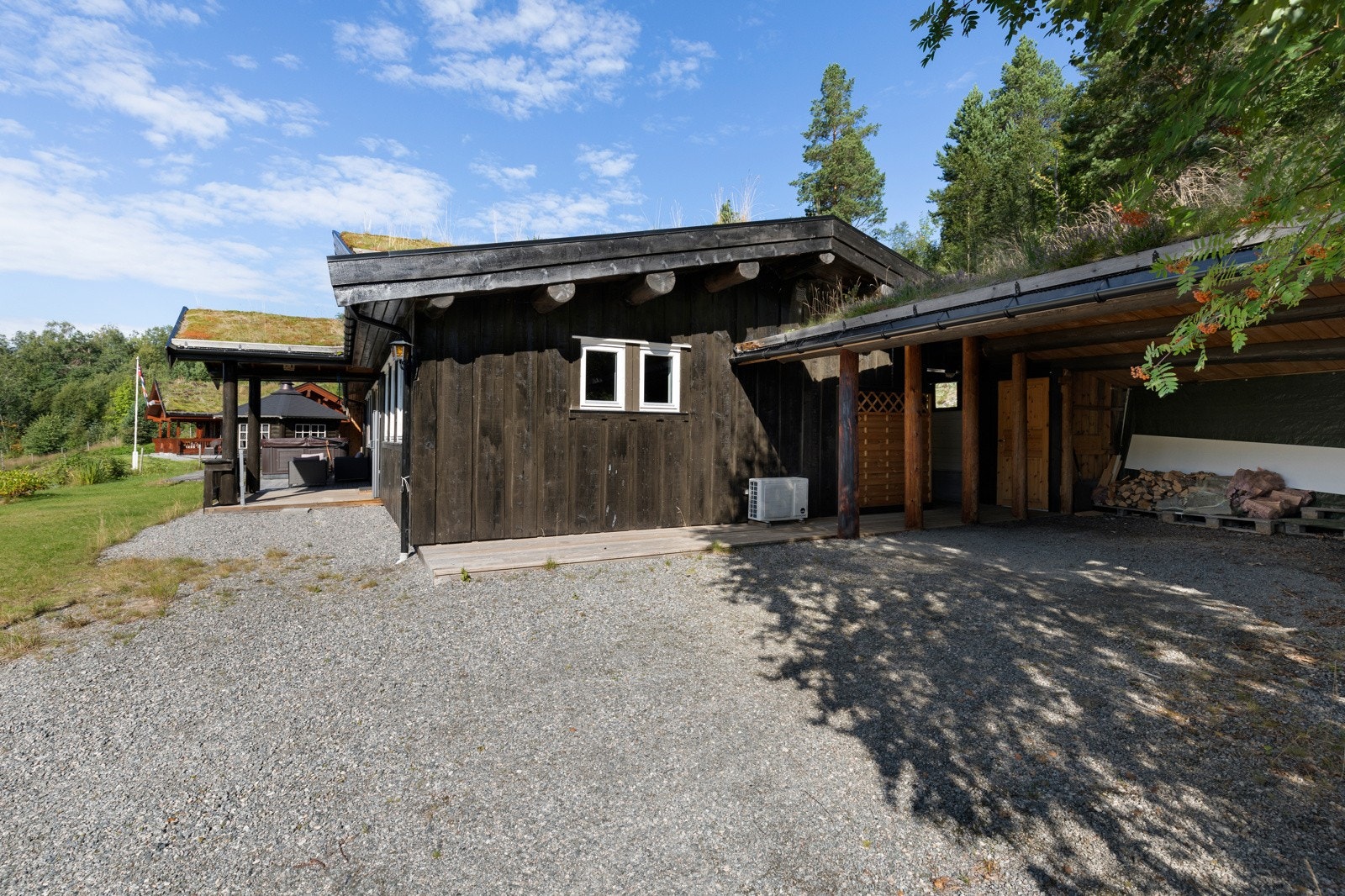 Carport i tilknytning hytten. Galleribilde