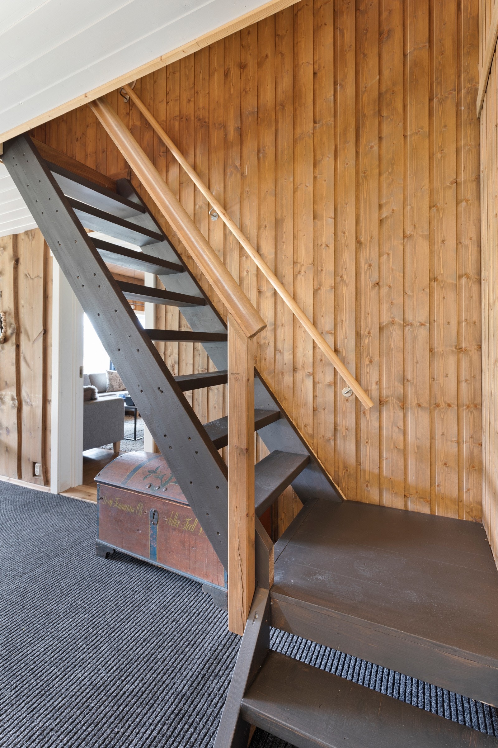 Fra hallen går trappen til loftsetasjen. Galleribilde