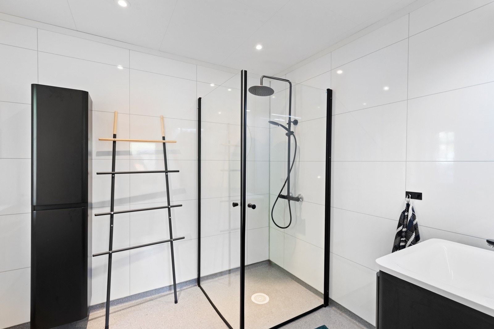 Badet i tilknytning hovedsoverommet har vinylbelegg på gulv og baderomsplater på vegg fra 2021. Galleribilde