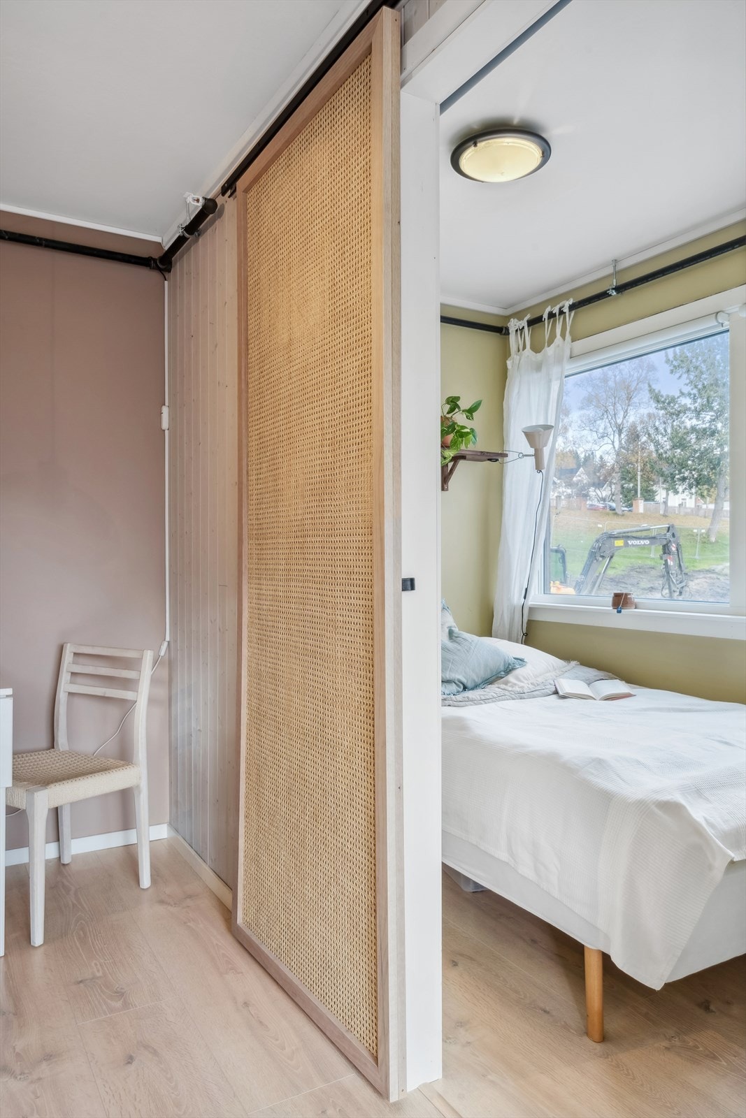 Skyvedør inn til sovealkoven. Galleribilde