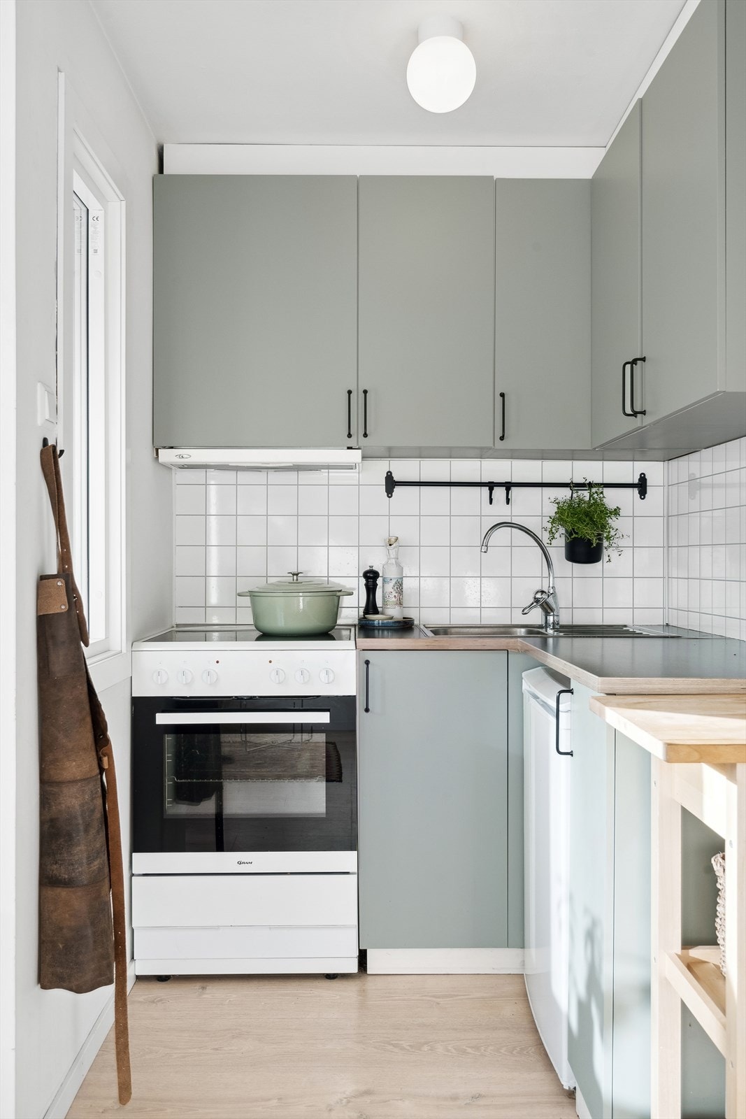 Leiligheten nyter godt av vannbåren varme via radiatorer og sentralt varmtvannsberedning. Galleribilde