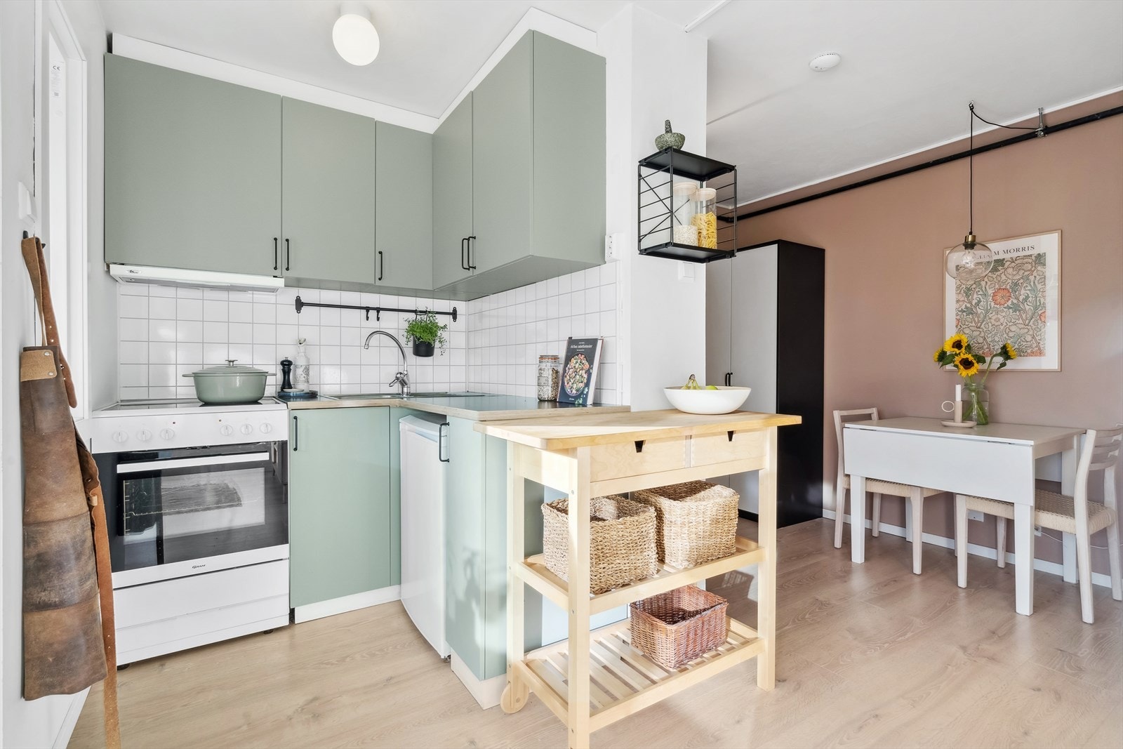 Den åpne løsningen mellom stue og kjøkken gir en god romfølelse. Galleribilde