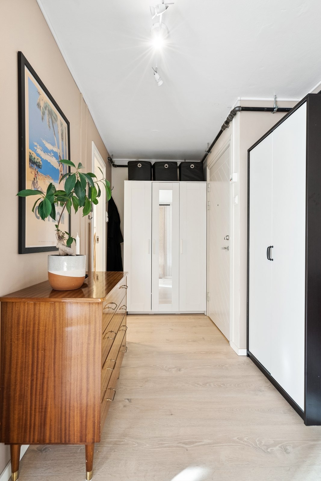 Gangen har rom for flere garderobeløsninger. Galleribilde