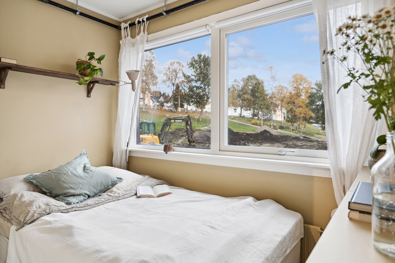 Sovealkove med store vinduer som gir en hyggelig utsikt mot parken. Galleribilde