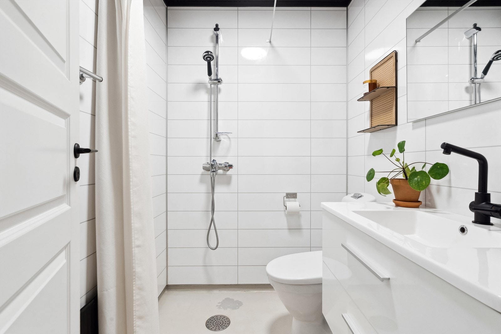 Eldre baderom som er oppgradert med nyere våtromsplater på veggene og nyere innredning som gir et mer moderne uttrykk. Galleribilde