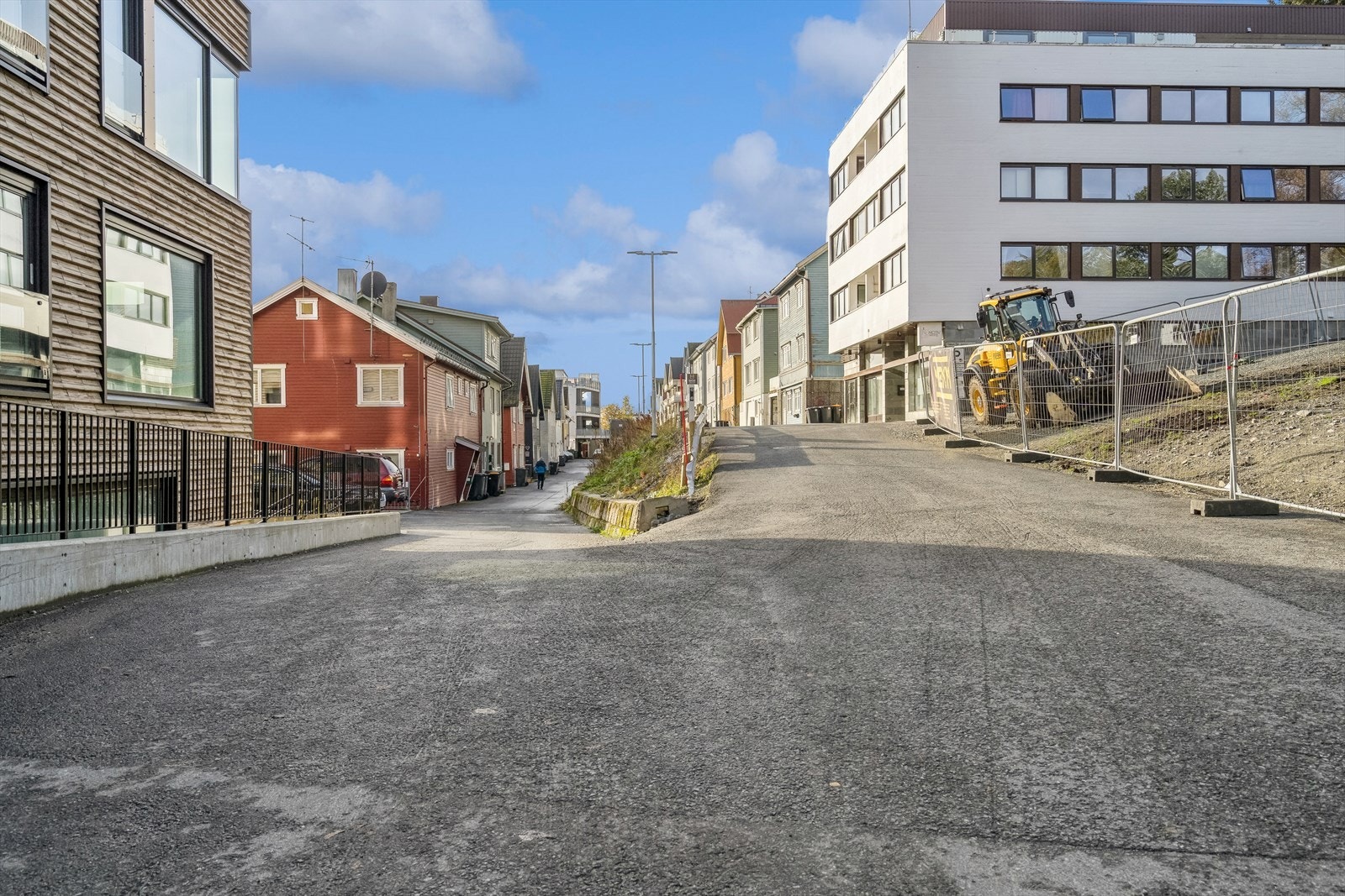Leiligheten har en fin beliggenhet ved Kongeparken i Tromsø sentrum, med nærhet til de fleste av byens attraksjoner og severdigheter. Galleribilde