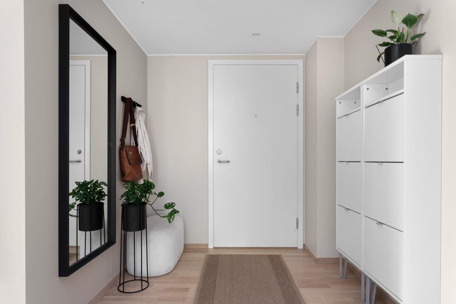 Pent inngangsparti med plass til sko og yttertøy. Galleribilde