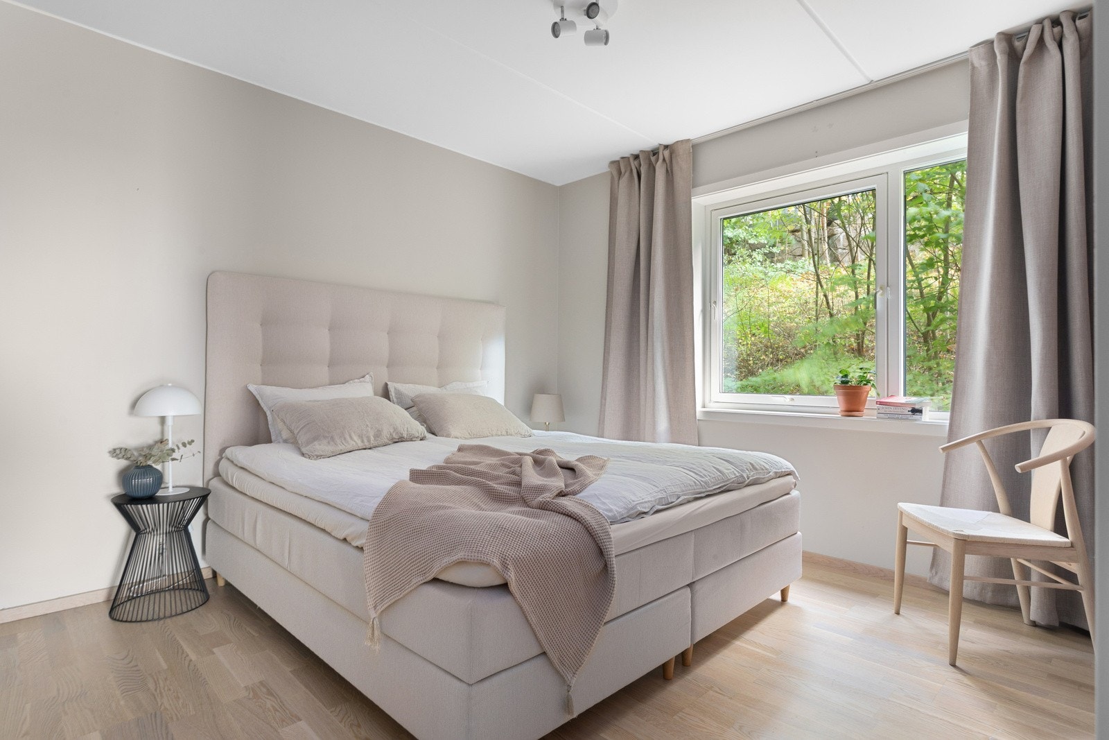 Tiltalende hovedsoverom med plass til stor dobbeltseng. Galleribilde