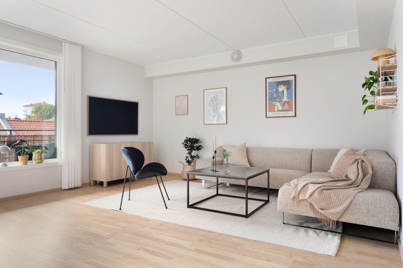 Planløsningen er gjennomgående og en rekke store vindusflater slipper lyset inn. Galleribilde