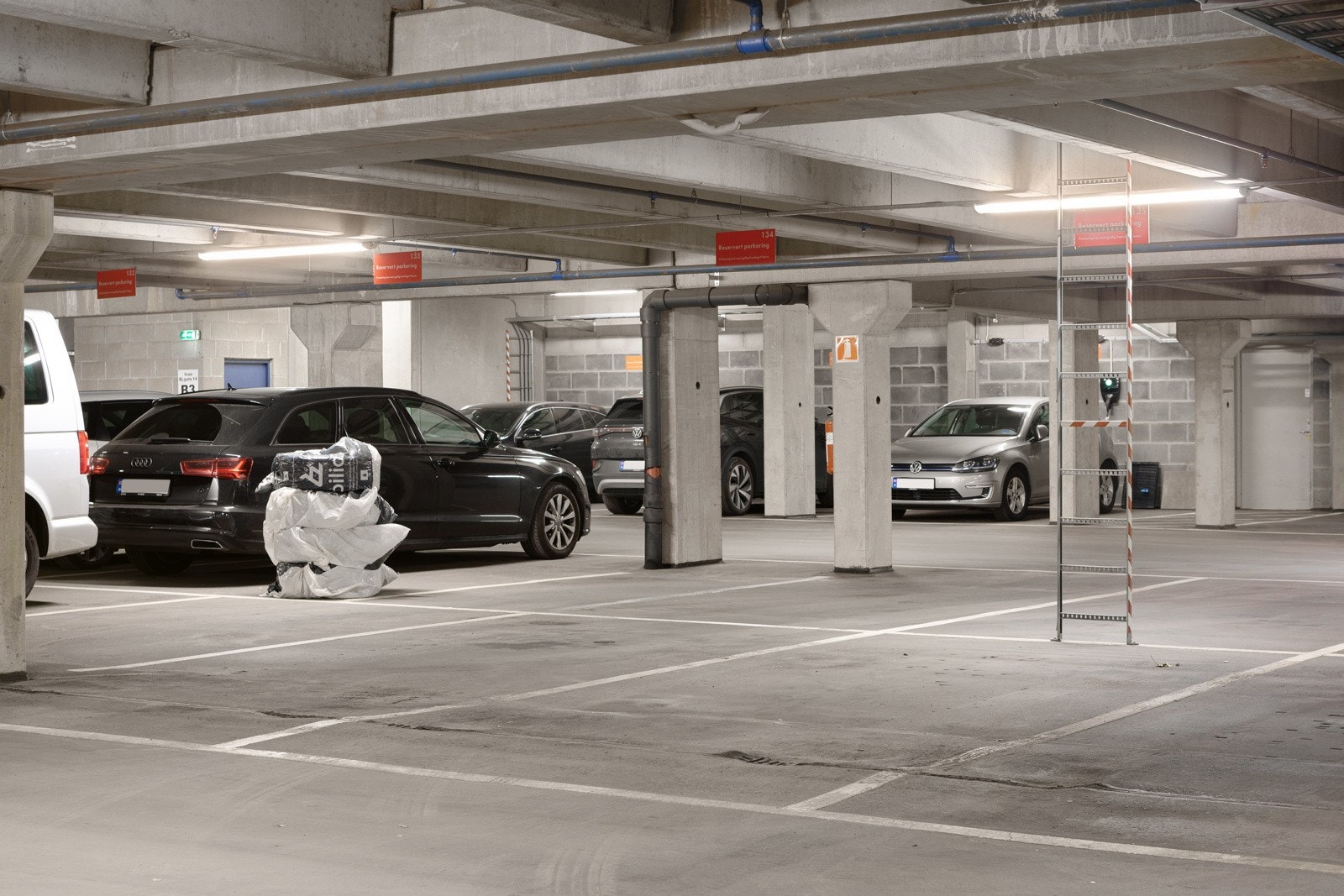 Medfølgende i salget er parkeringsplass i nabobygget merket med nr. 135. Garasjen er oppvarmet og har heisadkomst. Infrastruktur for elbil-lader. Galleribilde