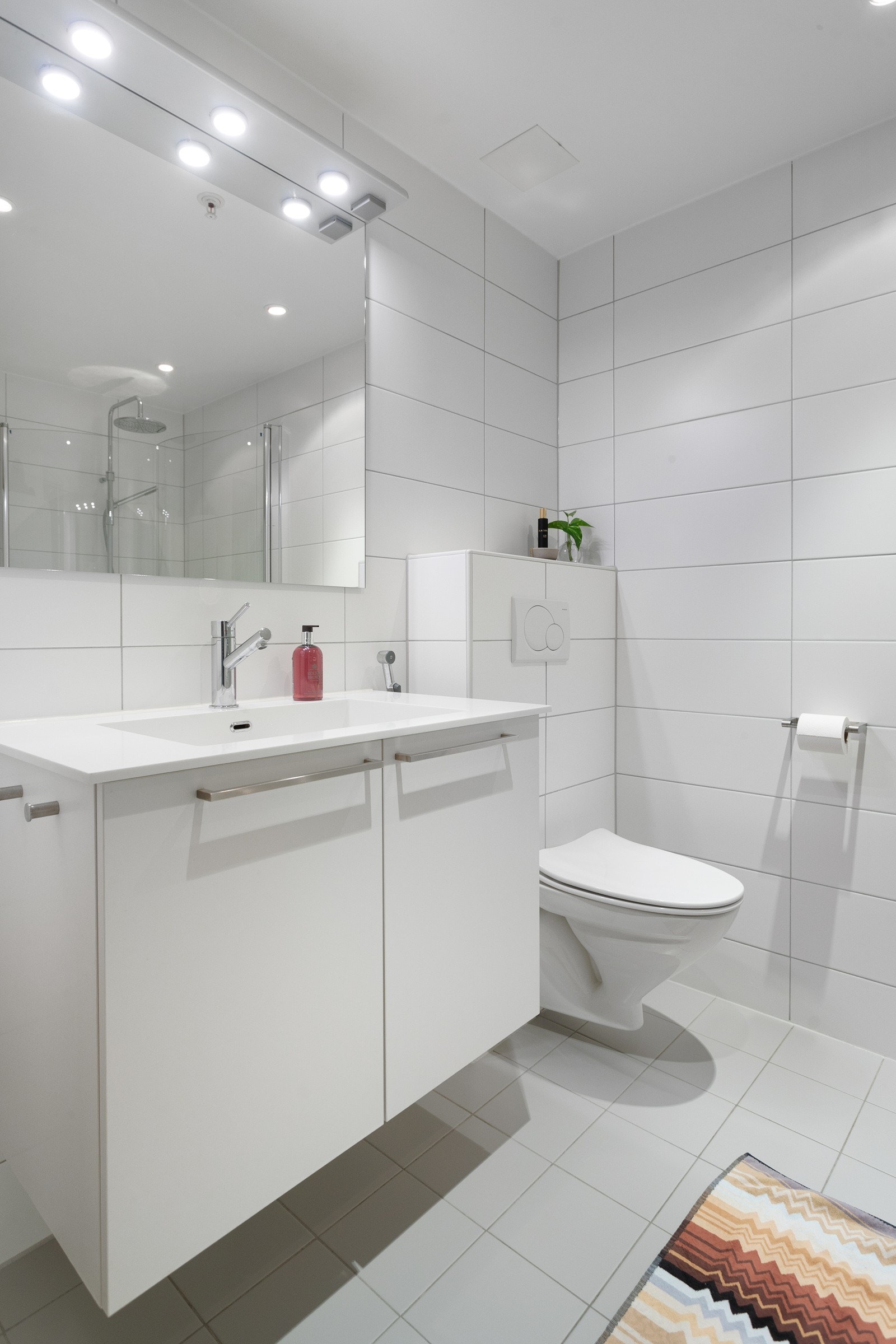 Badet har moderne innrending, avtrekk i himling og varme i gulvet. Galleribilde