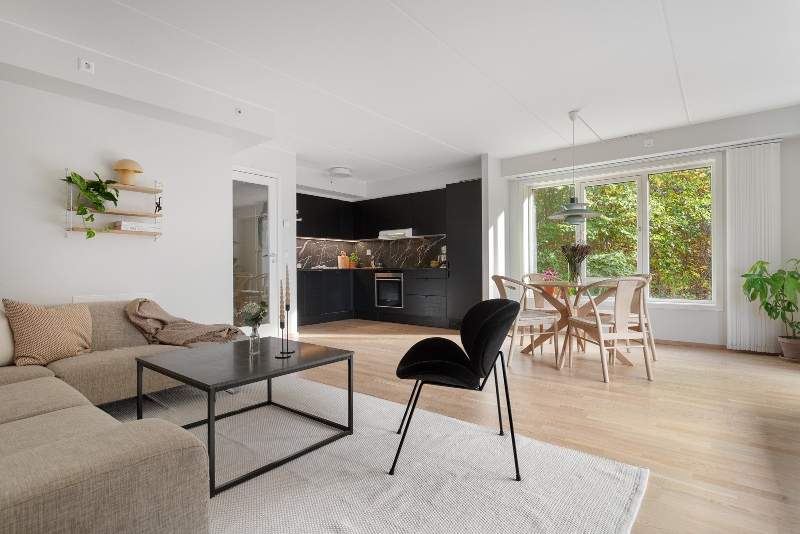 Standarden oppleves som god med lys enstavs eikeparkett og tidsriktige farger på veggene. Galleribilde