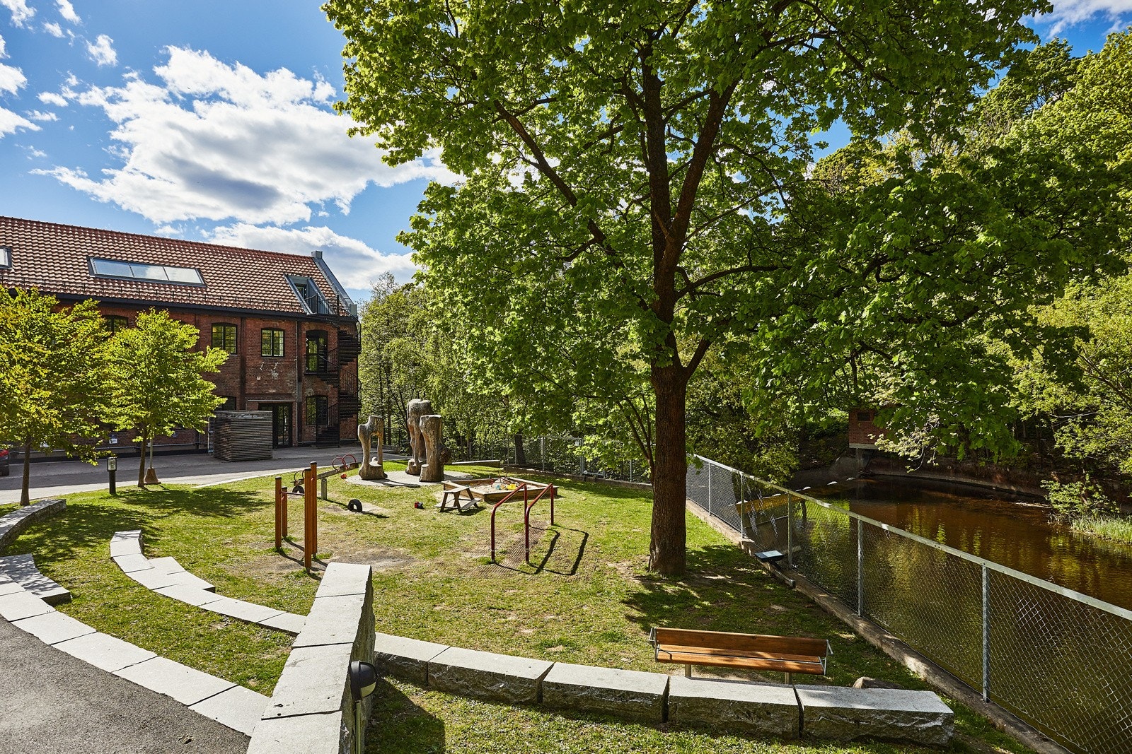 Hyggelig grøntområde og lekeplass ved Akerselva. Galleribilde