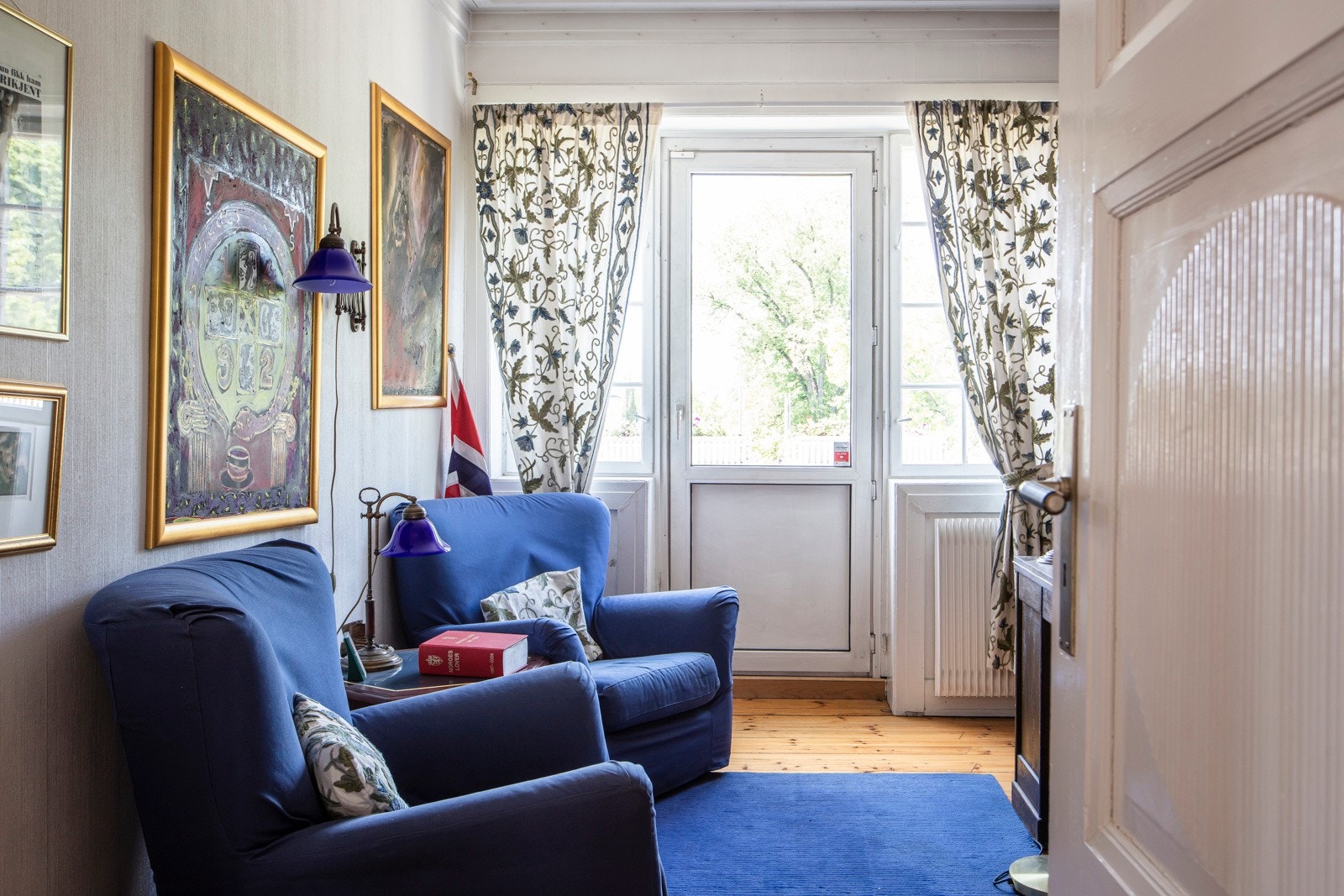 Soverom med utgang til balkong. Galleribilde
