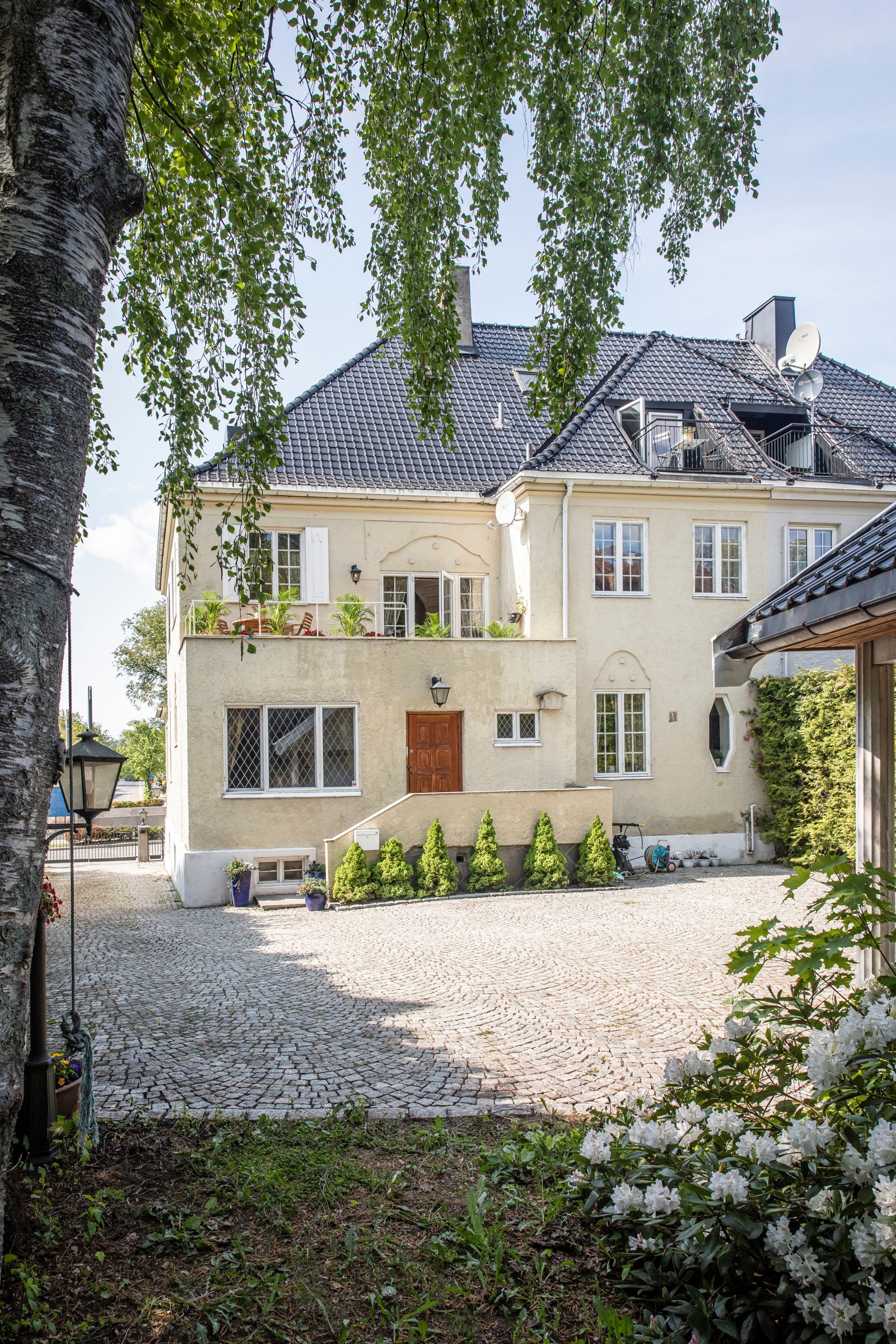 Et stort og velholdt townhouse over fire plan med skjermet hage og dobbelgarasje. Galleribilde