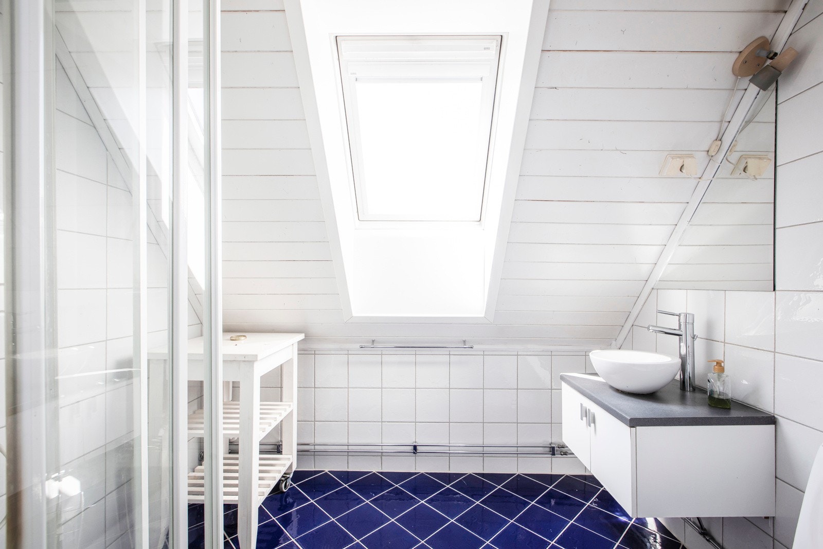 Badet er etablert i forbindelse med innredning av loftsetasjen i 2007 og er innredet med Dusjkabinett, skapinnredning, gulvmontert toalett og opplegg for vaskemaskin. Galleribilde