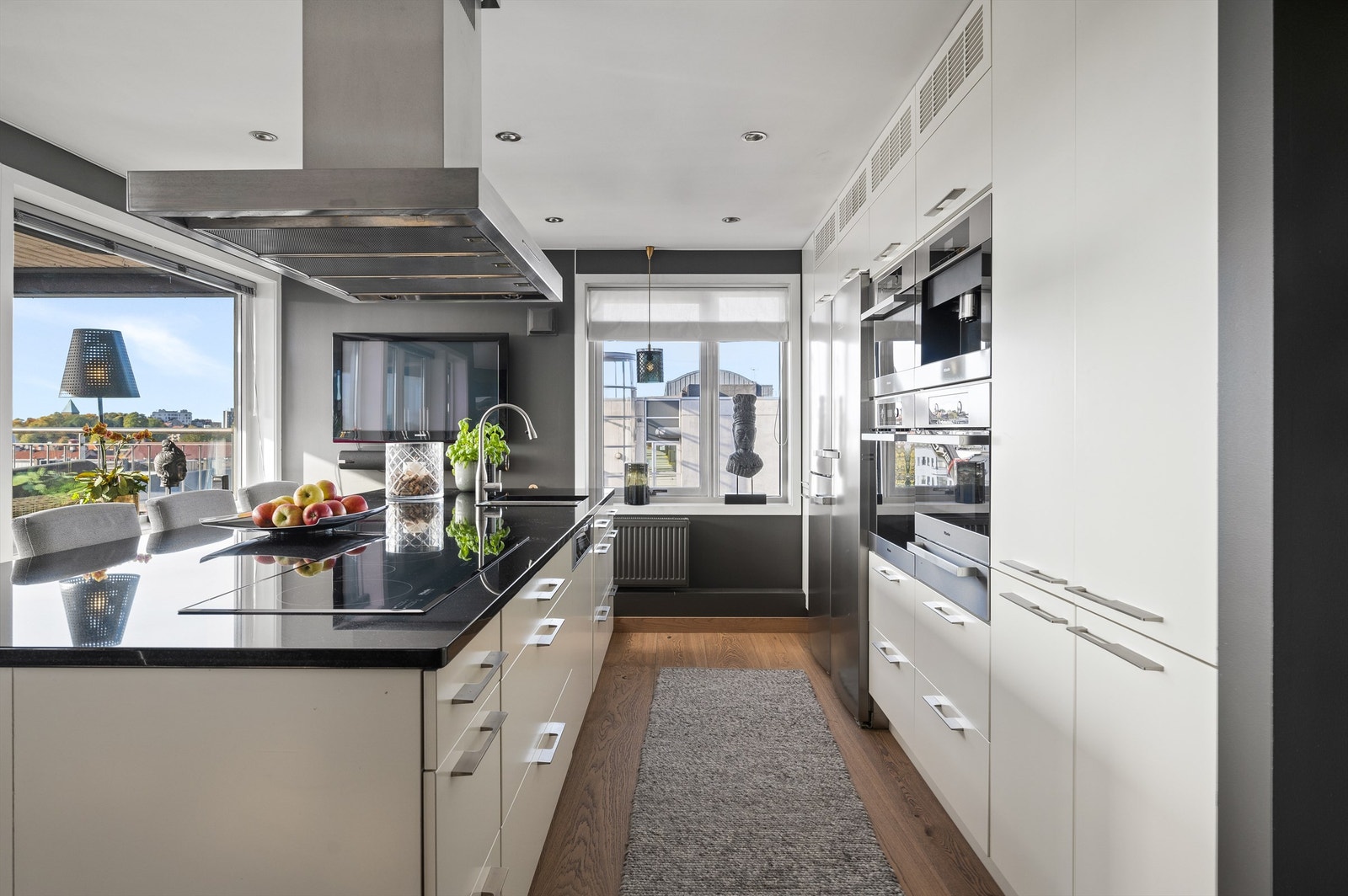 Påkostet kjøkken med god skap- og benkplass. Fantastisk benkeplate i sort granitt. Galleribilde