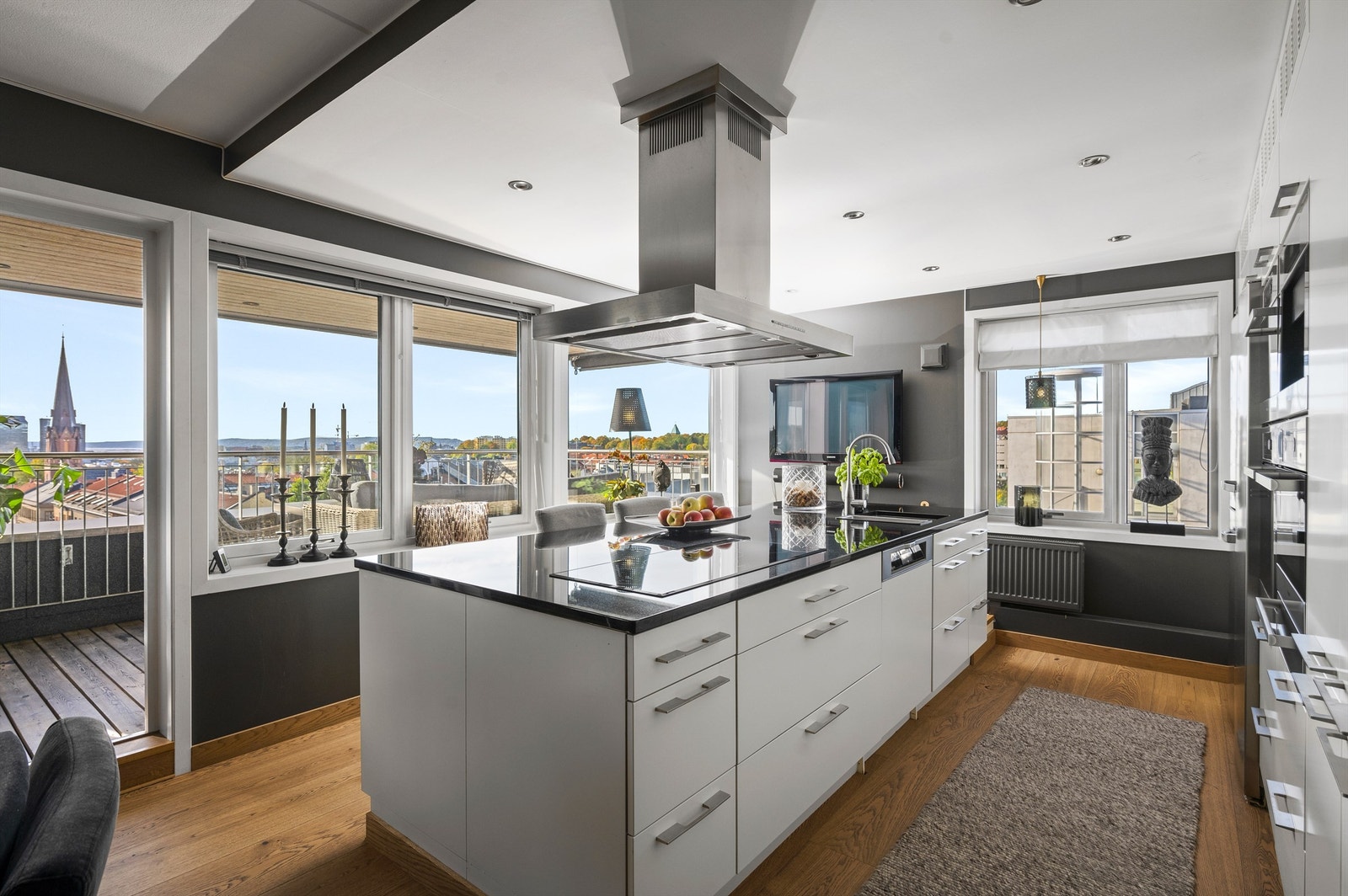 Kjøkkeninnredningen er lys og delikat, levert av Huseby. Galleribilde