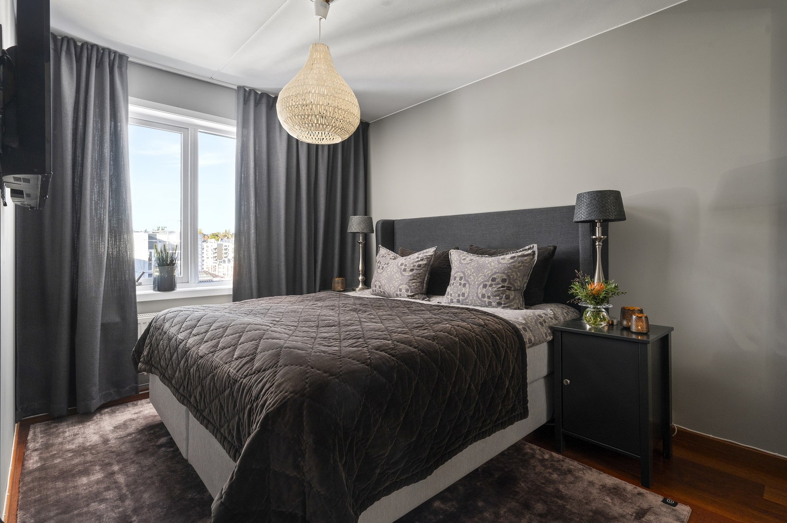 Hovedsoverommet er av god størrelse med store vindusflater. Galleribilde