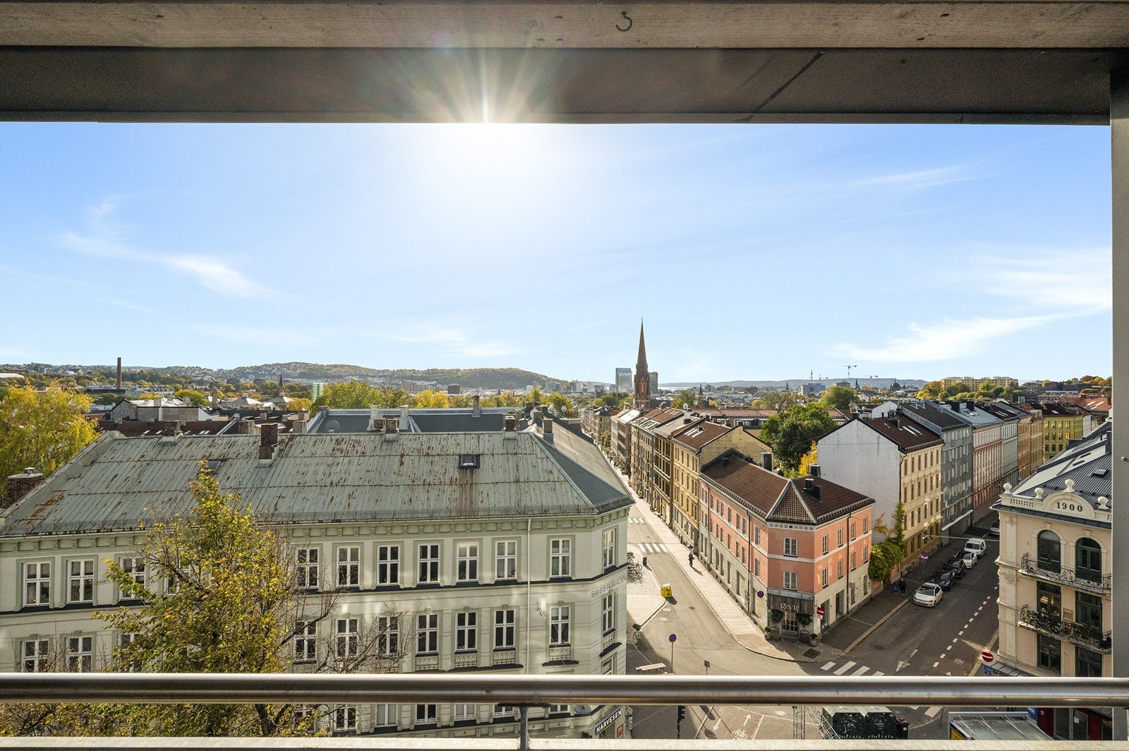 Sydvendt balkongen på ca. 10 kvm. Sol fra tidlig formiddag til kveld. Galleribilde