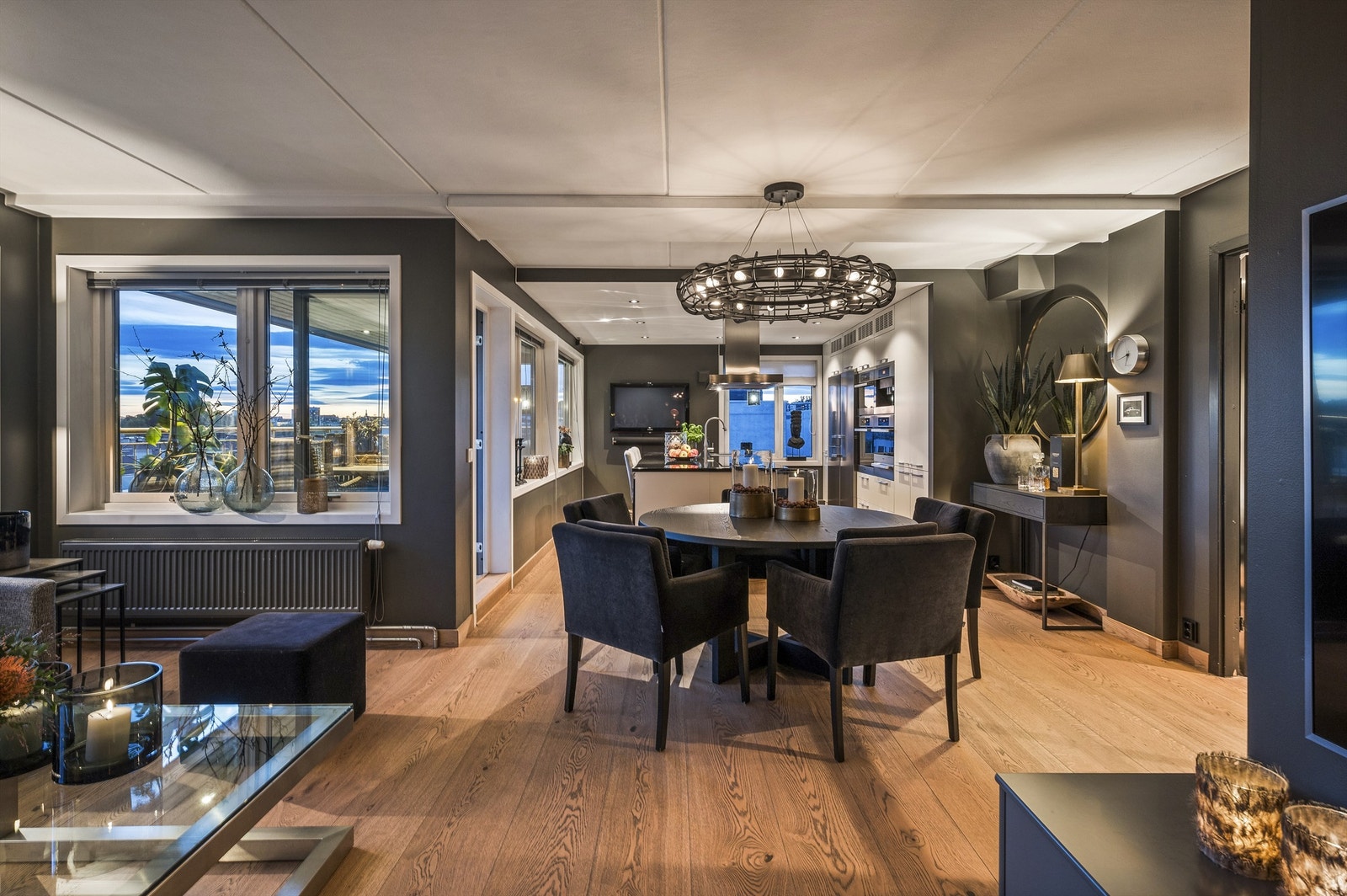 Fellesutgiftene er kr 5155,- pr. mnd. og inkludere bl.a. fyring/varmtvann (fjernvarme), bredbånd (fiber), garasjeleie m.m. Galleribilde