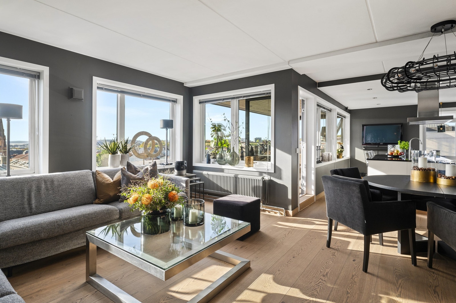 Leiligheten har en god og luftig planløsning med en stor og åpen stue- og kjøkkenløsning. Galleribilde