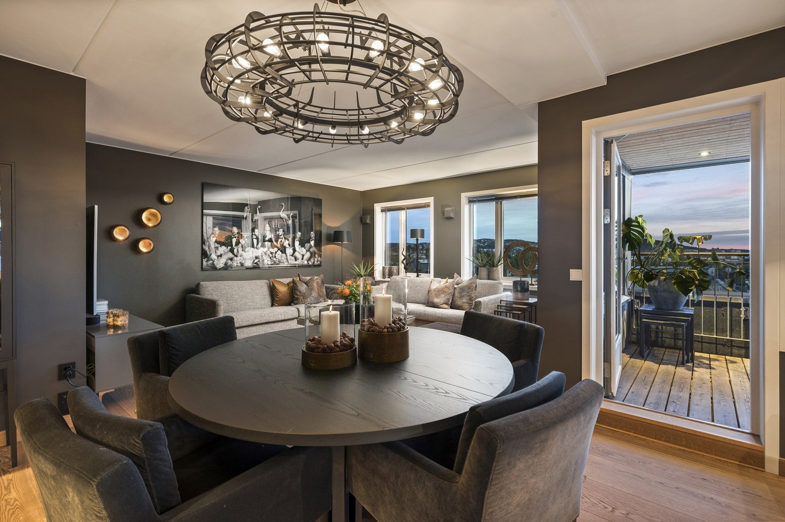 Stuen oppleves romslig og luftig med lett innredning for sofagruppe, lenestol og tv-seksjon. Galleribilde